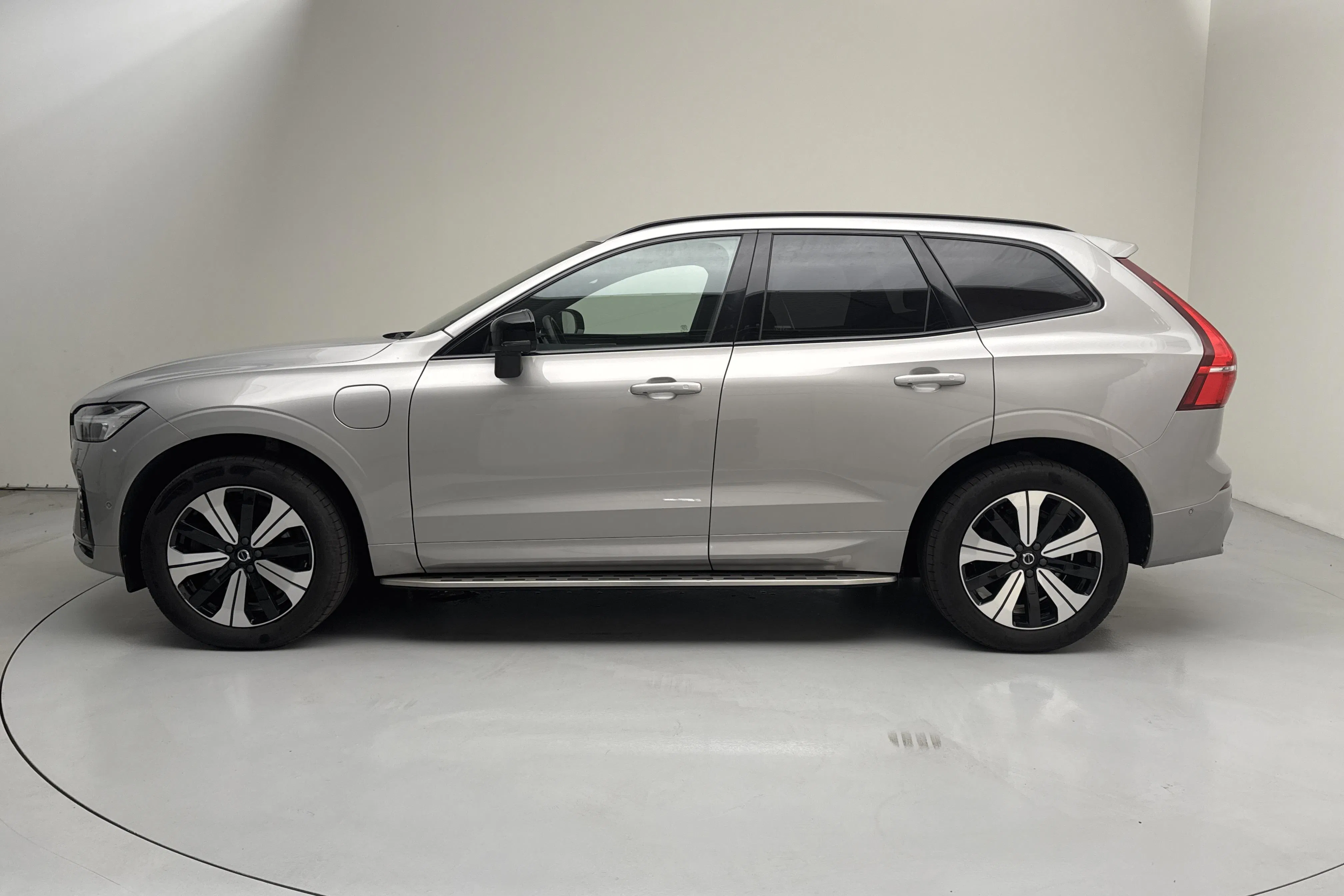 Presentation photo 2 of 20: Volvo XC60 T6 AWD Recharge (350hk) - 14 035 Scandinavian mile - Automatic - silver - 2023