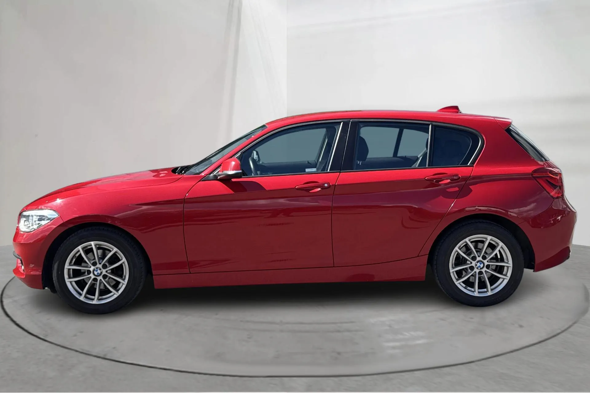 Presentation photo 2 of 12: BMW 118i 5dr, F20 (136hk) - 9 060 Scandinavian mile - Automatic - red - 2016