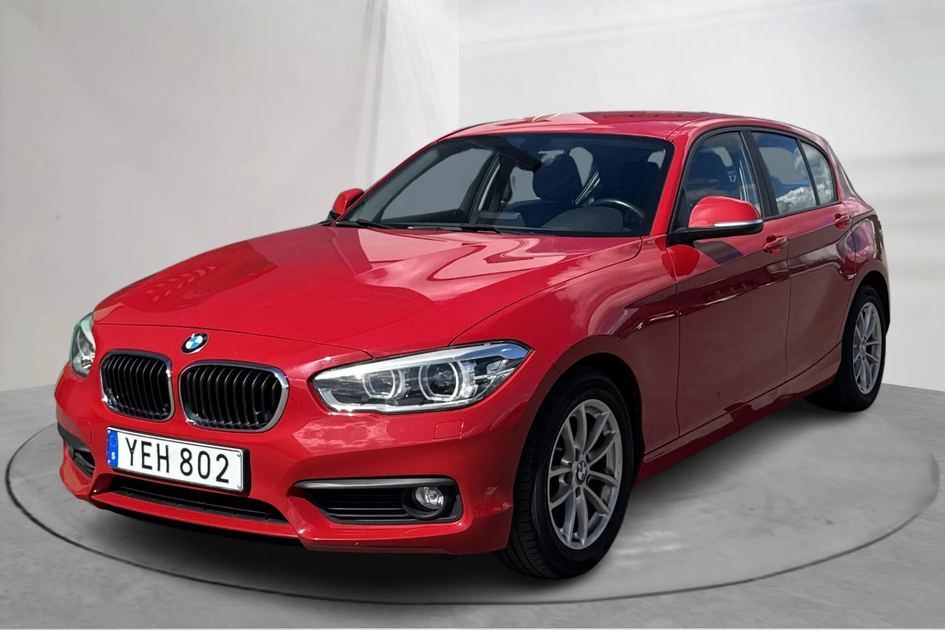 Presentation photo 1 of 12: BMW 118i 5dr, F20 (136hk) - 9 060 Scandinavian mile - Automatic - red - 2016