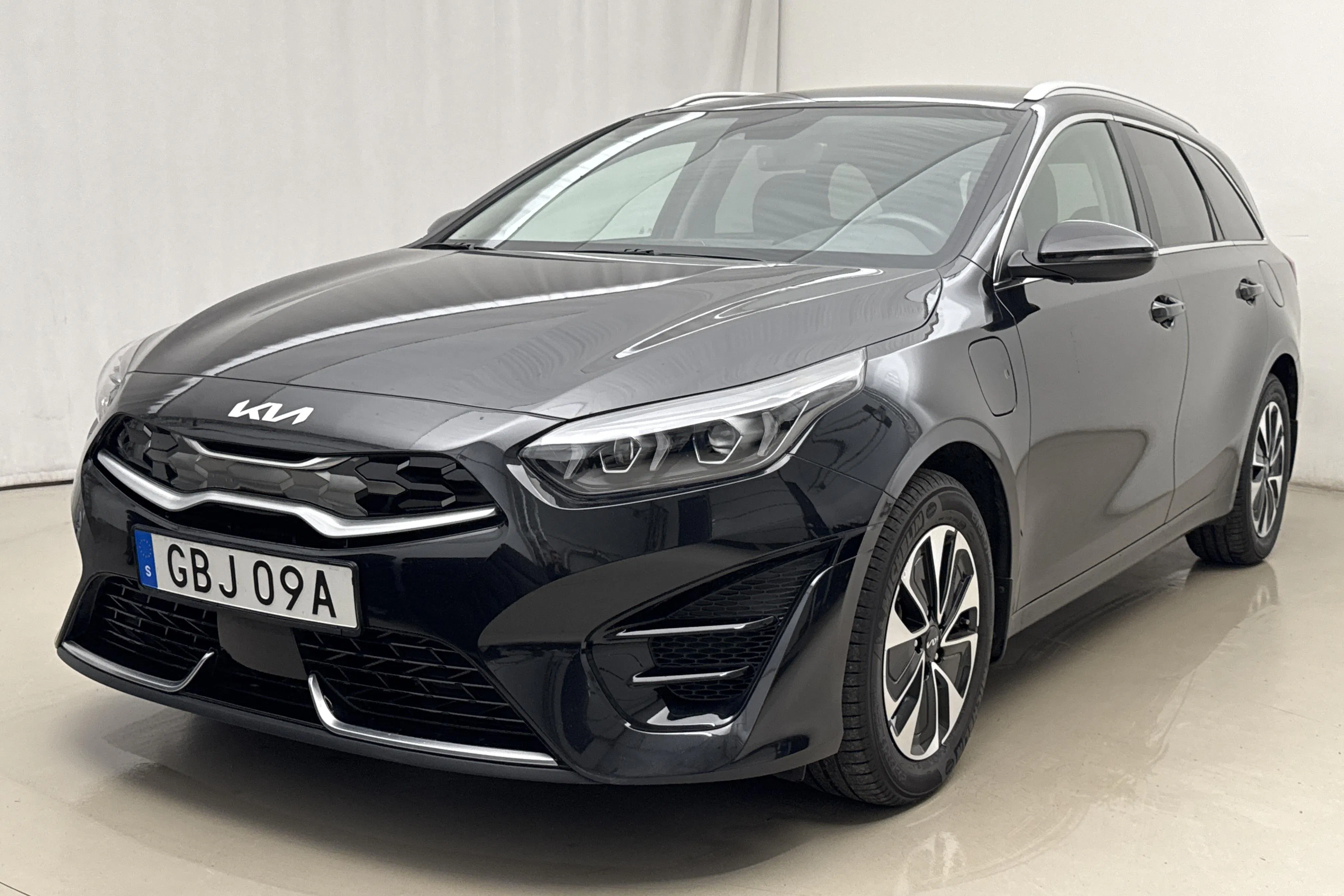 Presentationsfoto 1 av 22: KIA Ceed 1.6 Plug-in Hybrid SW (141hk) - 3 282 mil - Automat - svart - 2023