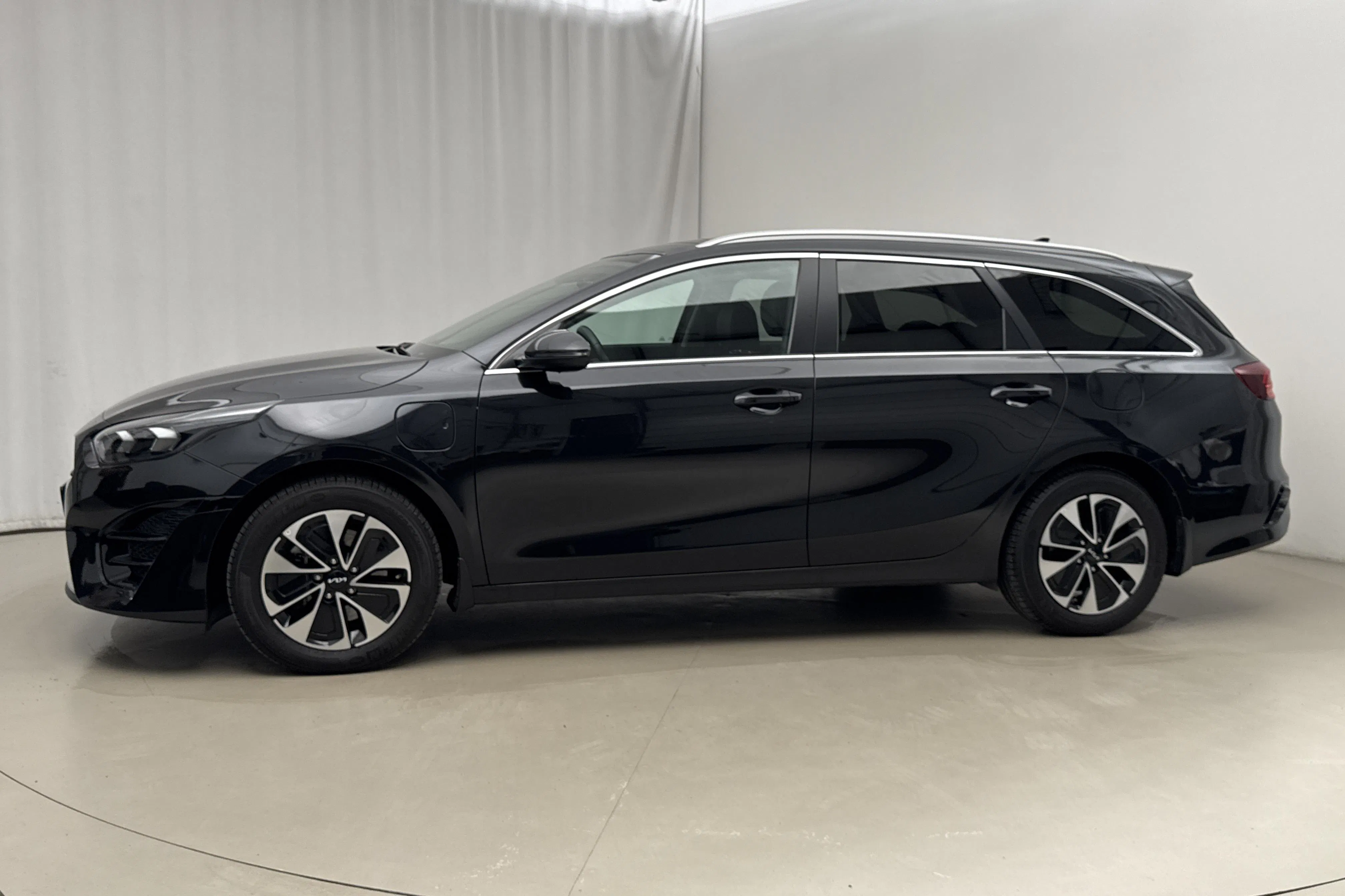 Presentationsfoto 2 av 22: KIA Ceed 1.6 Plug-in Hybrid SW (141hk) - 3 282 mil - Automat - svart - 2023