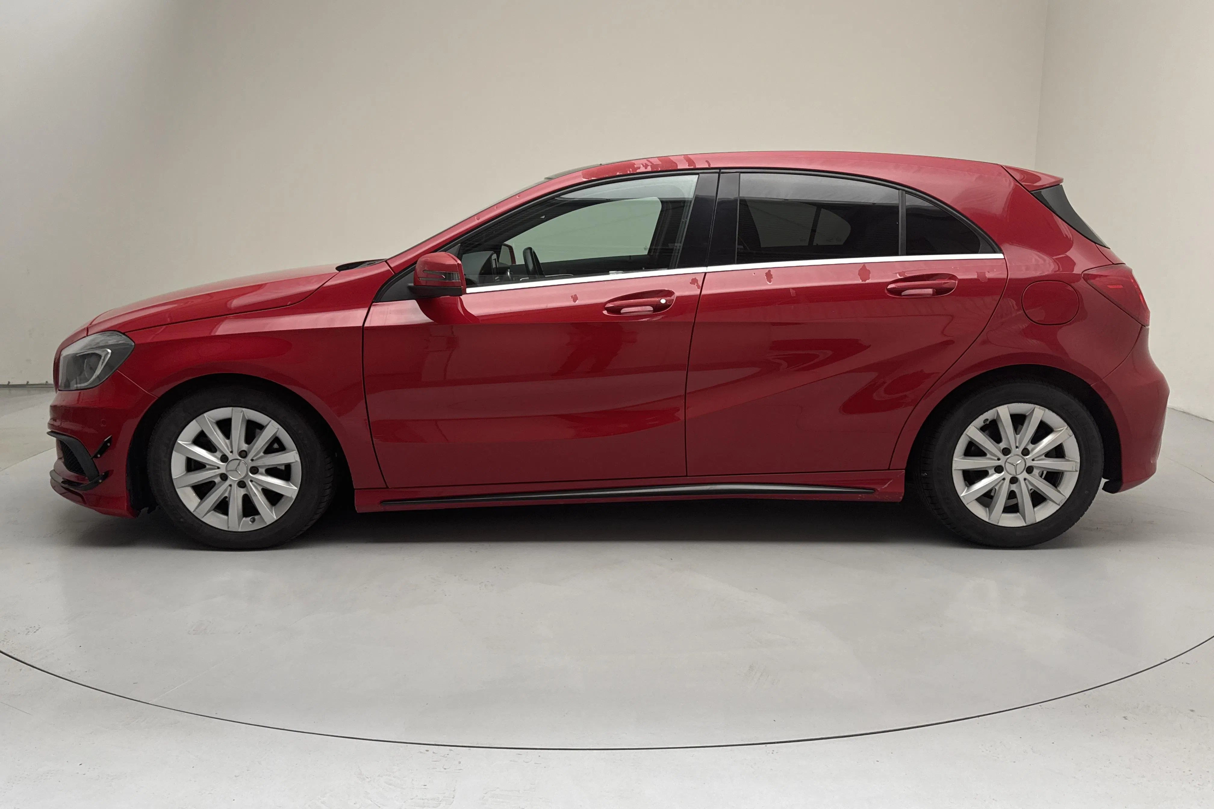 Presentationsfoto 2 av 14: Mercedes A 200 CDI 5dr W176 (136hk) - 16 051 mil - Automat - röd - 2013