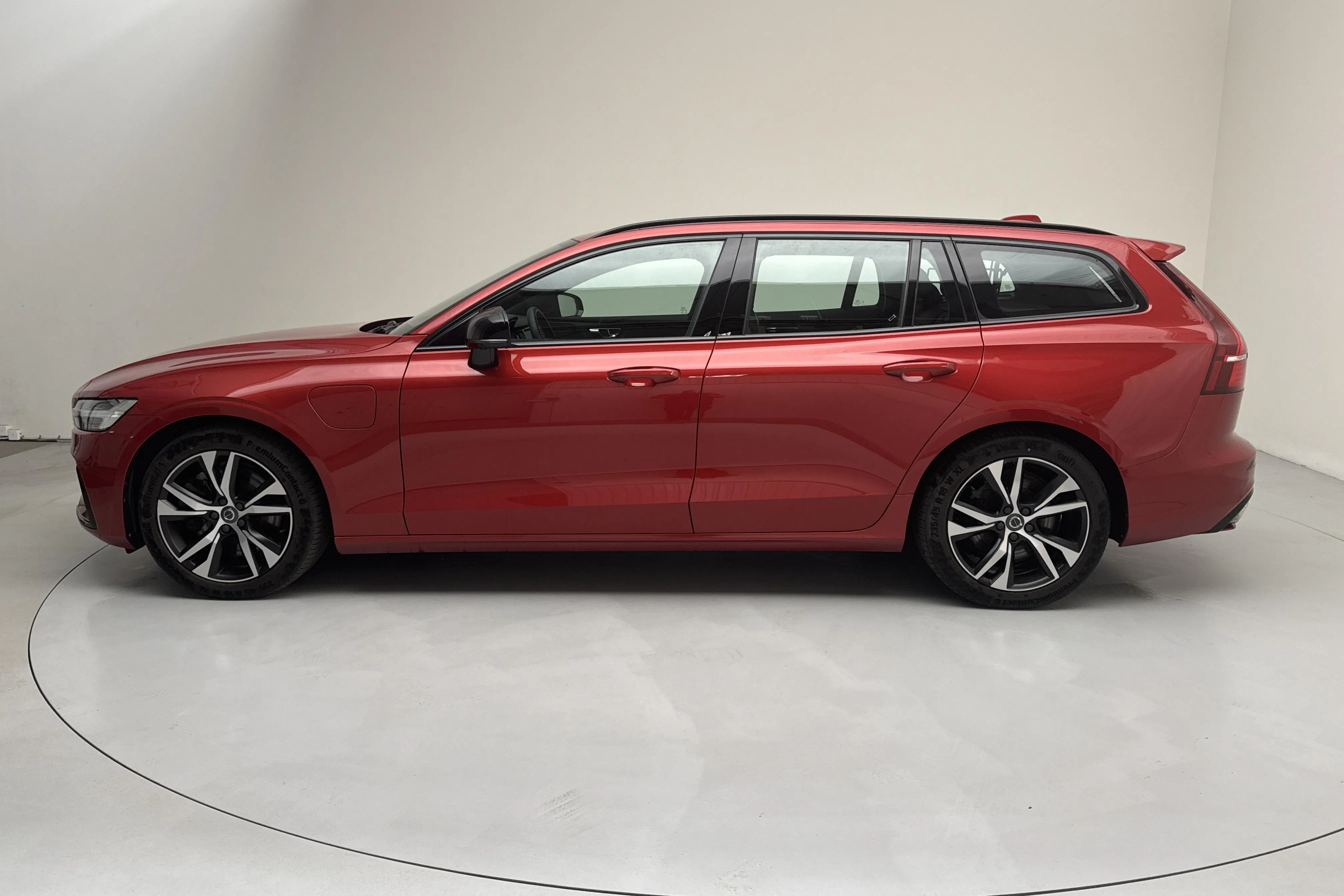 Presentation photo 2 of 21: Volvo V60 T8 AWD Twin Engine (390hk) - 127 380 km - Automatic - red - 2020