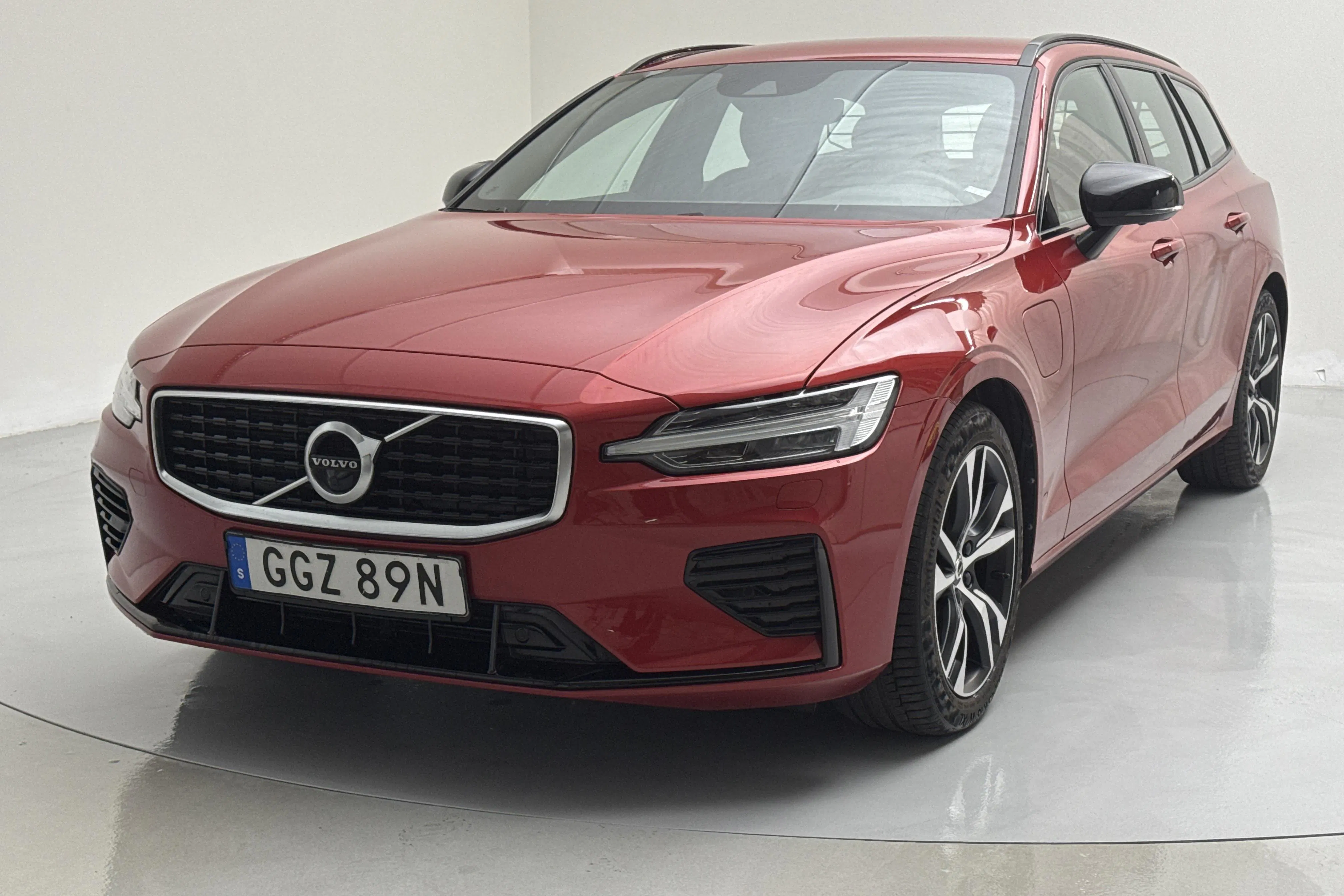 Presentation photo 1 of 21: Volvo V60 T8 AWD Twin Engine (390hk) - 127 380 km - Automatic - red - 2020
