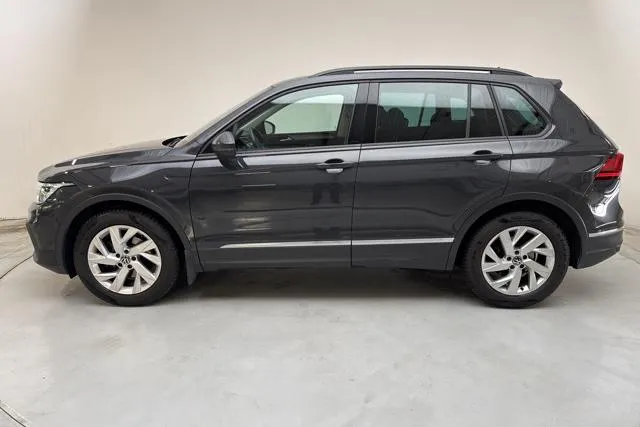 Presentation photo 2 of 13: VW Tiguan 1.5 TSI (150hk) - 6 092 Scandinavian mile - Automatic - dark grey - 2024