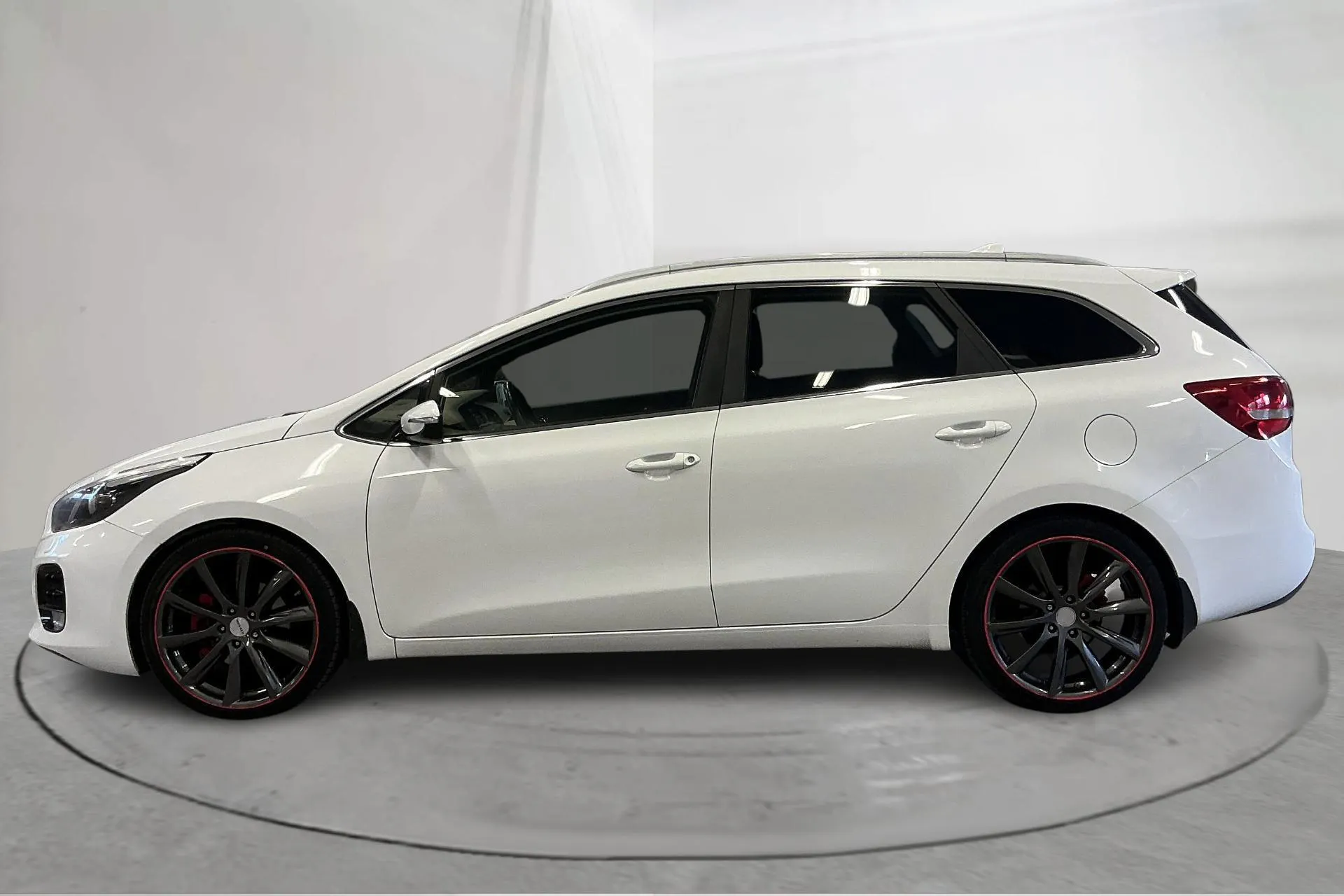 Presentation photo 2 of 15: KIA Cee'd 1.6 SW (135hk) - 209 970 km - Automatic - white - 2018