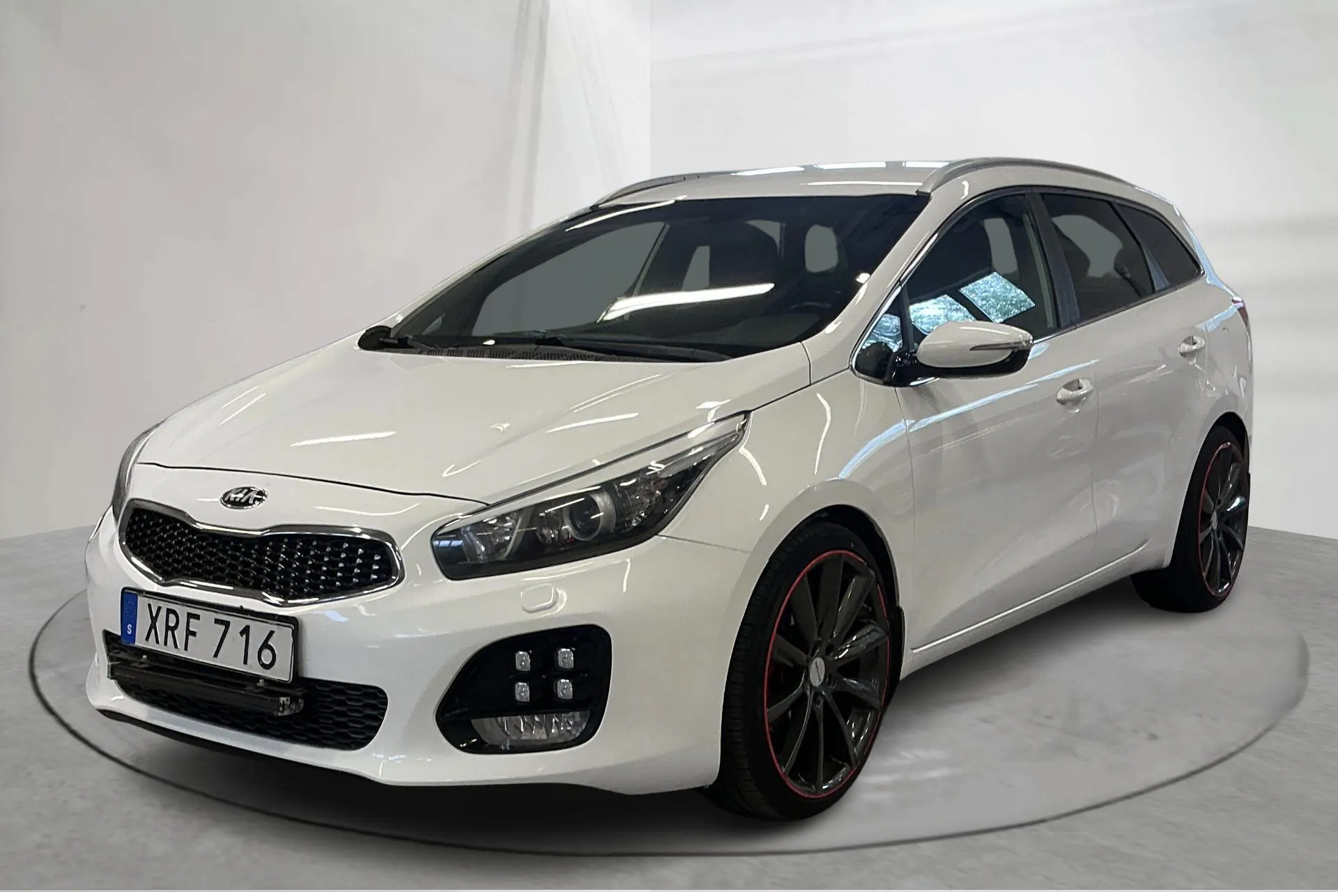 Presentation photo 1 of 15: KIA Cee'd 1.6 SW (135hk) - 209 970 km - Automatic - white - 2018