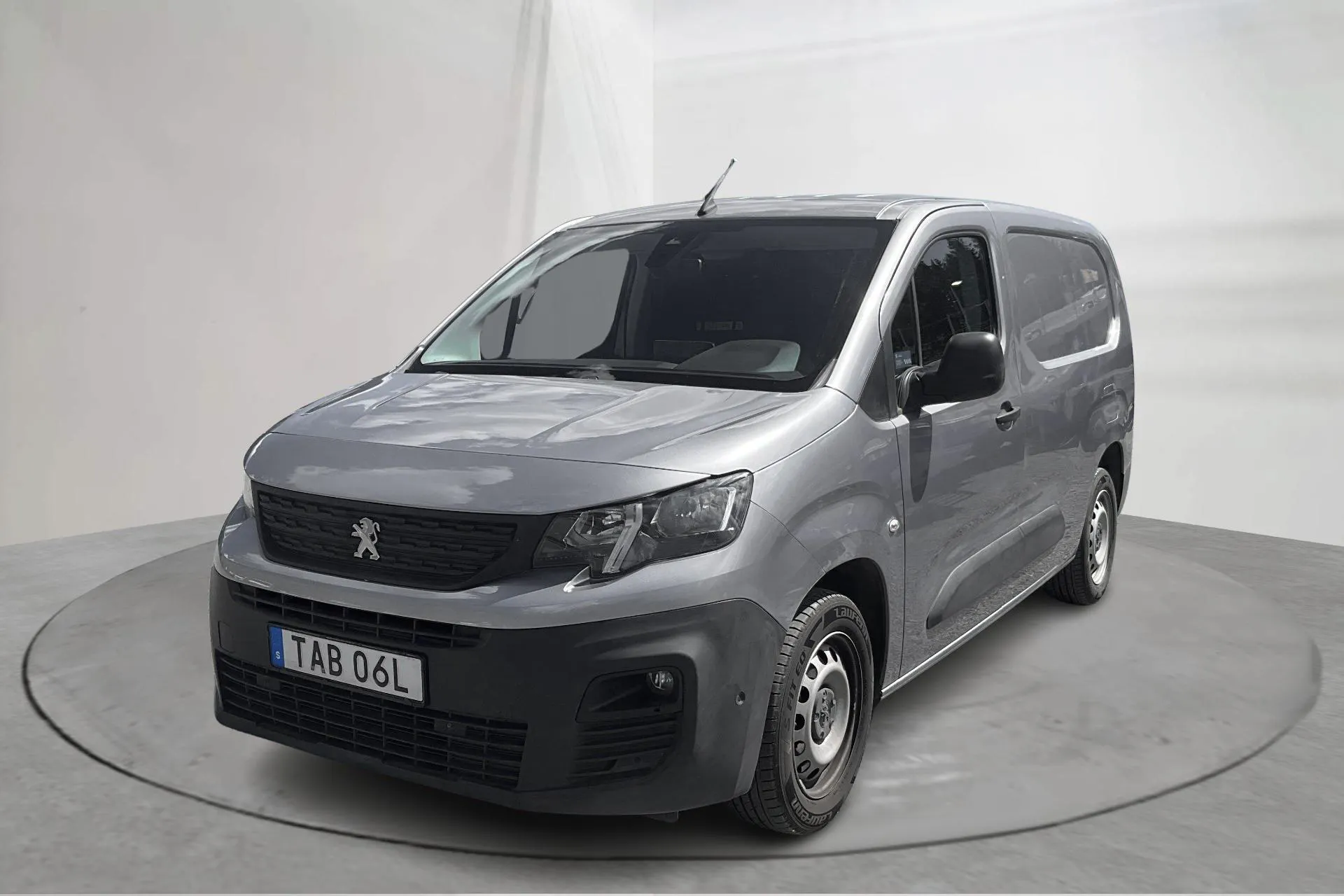 Presentationsfoto 1 av 14: Peugeot Partner 1.5 HDI Skåp (130hk) - 7 883 mil - Automat - grå - 2020