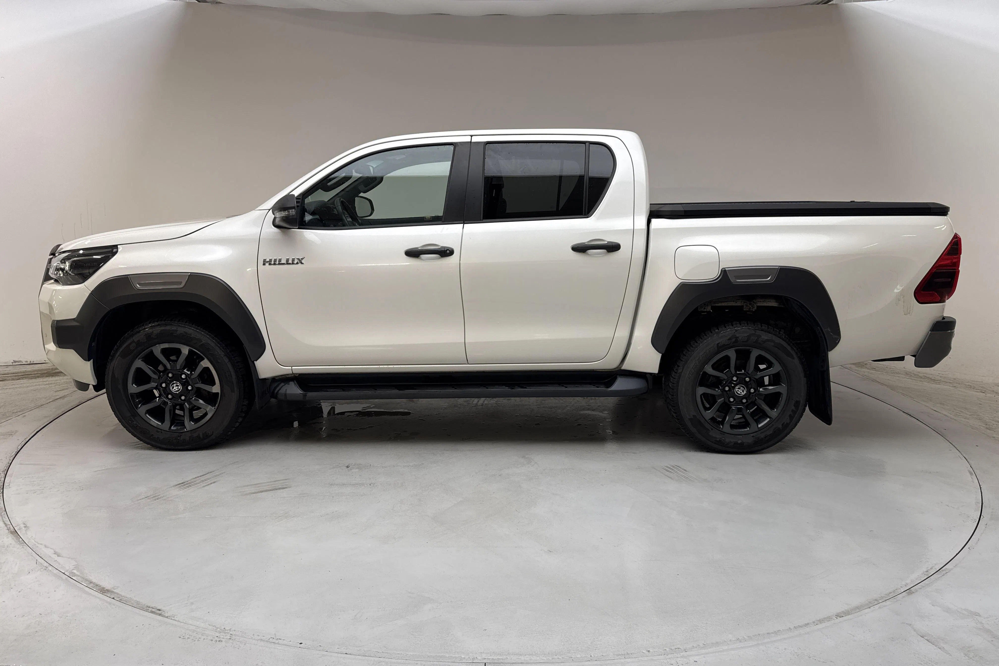 Presentationsfoto 2 av 15: Toyota Hilux 2.8 D 4WD (204hk) - 7 278 mil - Automat - vit - 2021