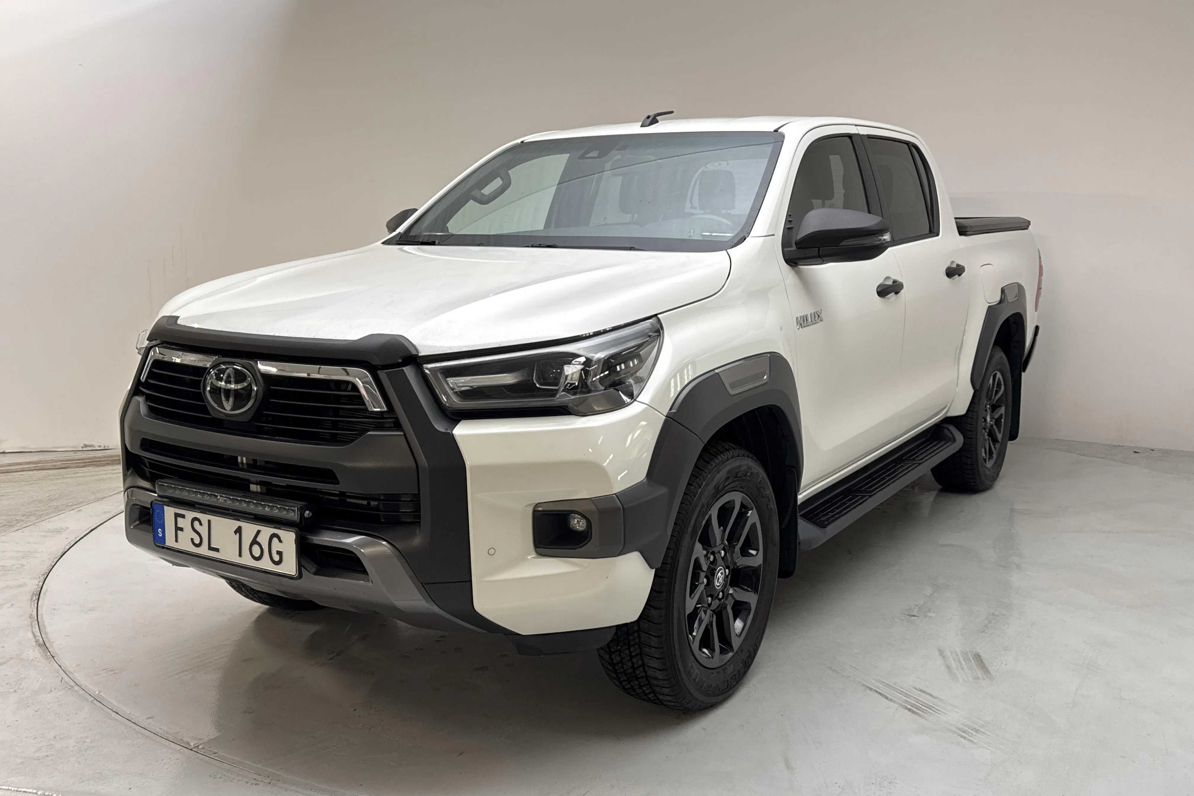 Presentationsfoto 1 av 15: Toyota Hilux 2.8 D 4WD (204hk) - 7 278 mil - Automat - vit - 2021