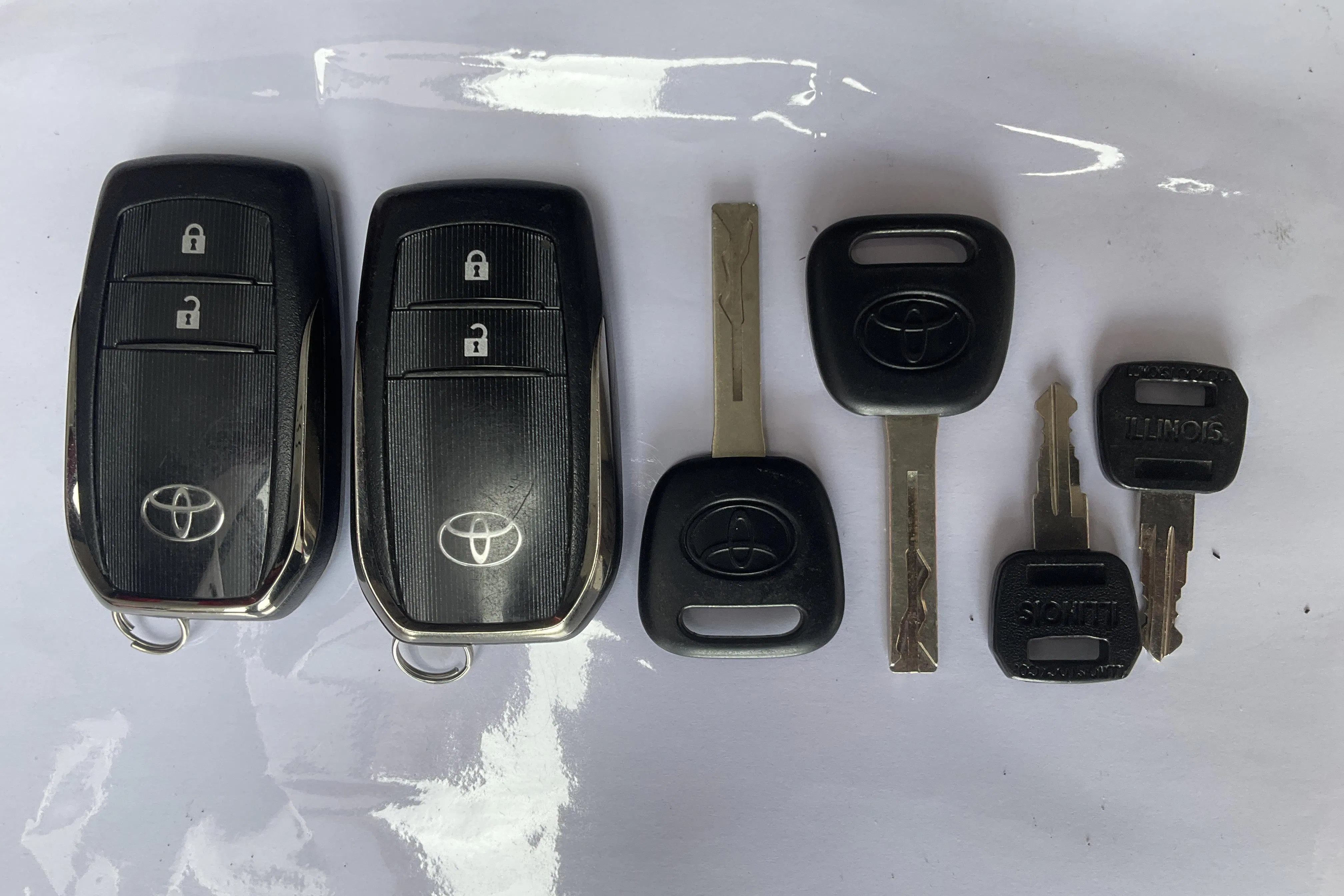 Presentationsfoto 15 av 15: Toyota Hilux 2.8 D 4WD (204hk) - 7 278 mil - Automat - vit - 2021