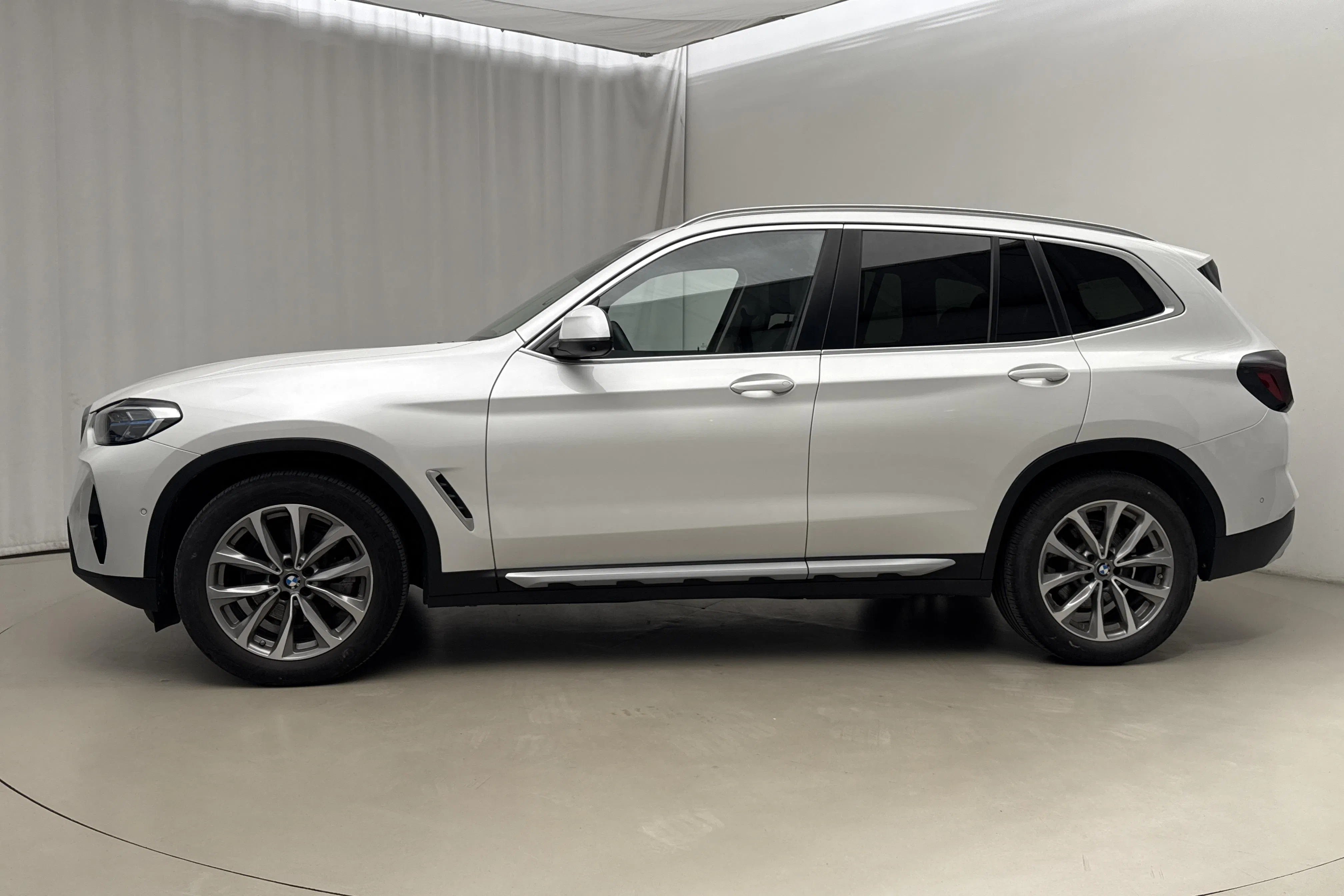 Presentationsfoto 2 av 19: BMW X3 xDrive20d, G01 LCI (190hk+11hk) - 5 323 mil - Automat - vit - 2023