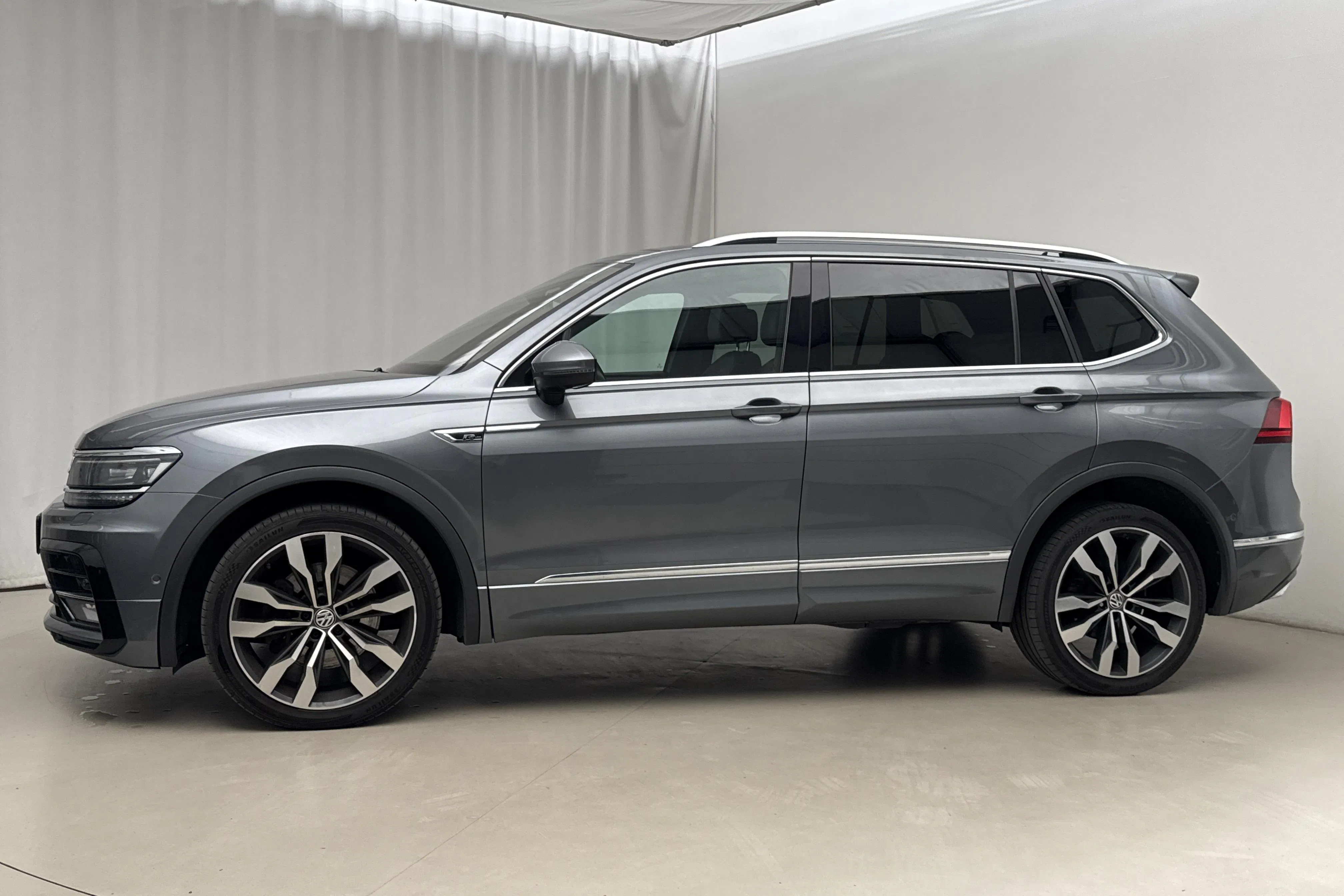 Presentationsfoto 2 av 23: VW Tiguan Allspace 2.0 TDI 4MOTION (240hk) - 21 938 mil - Automat - Mörkgrå - 2018