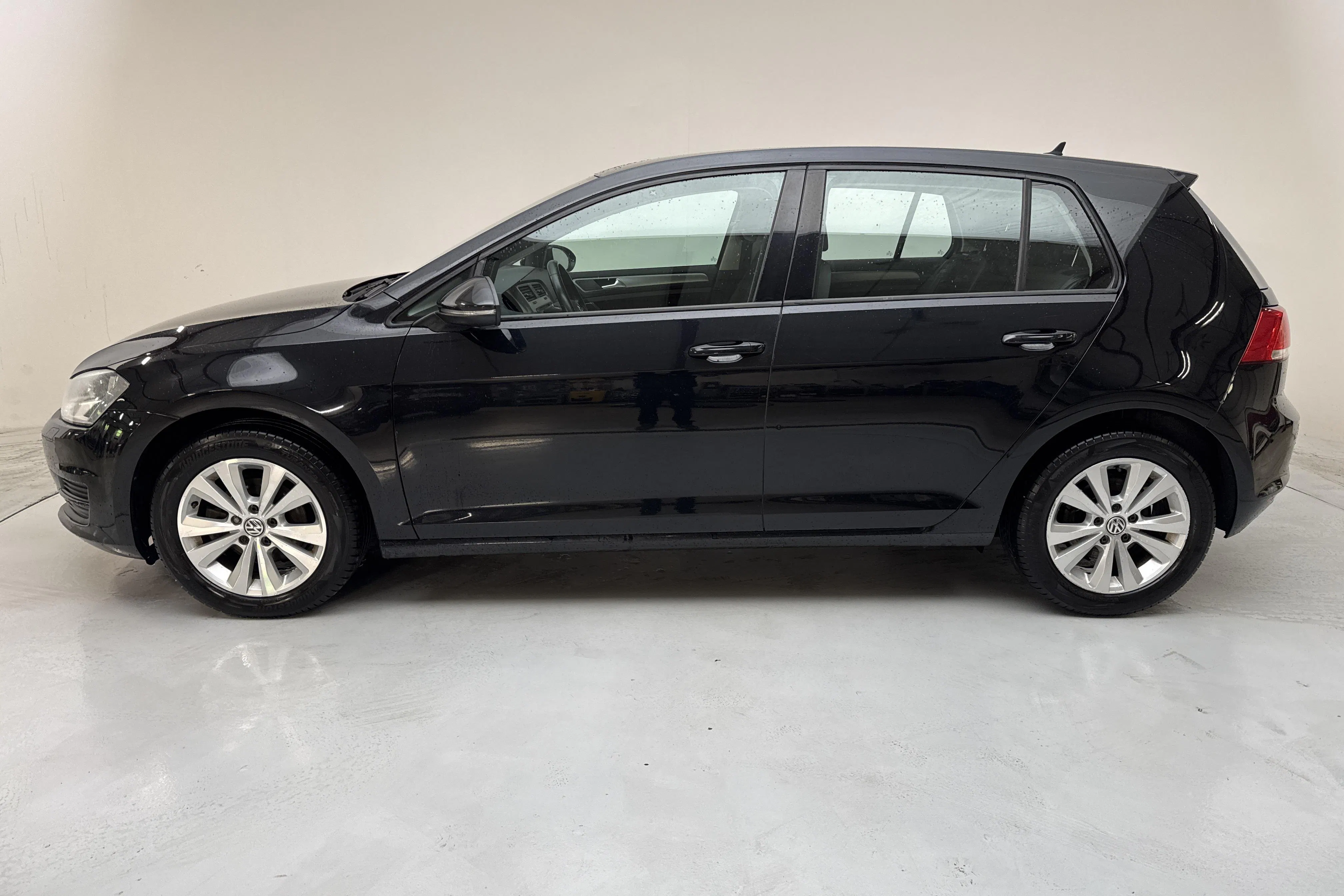 Presentation photo 2 of 12: VW Golf VII 1.2 TSI 5dr (110hk) - 88 130 km - Automatic - black - 2017