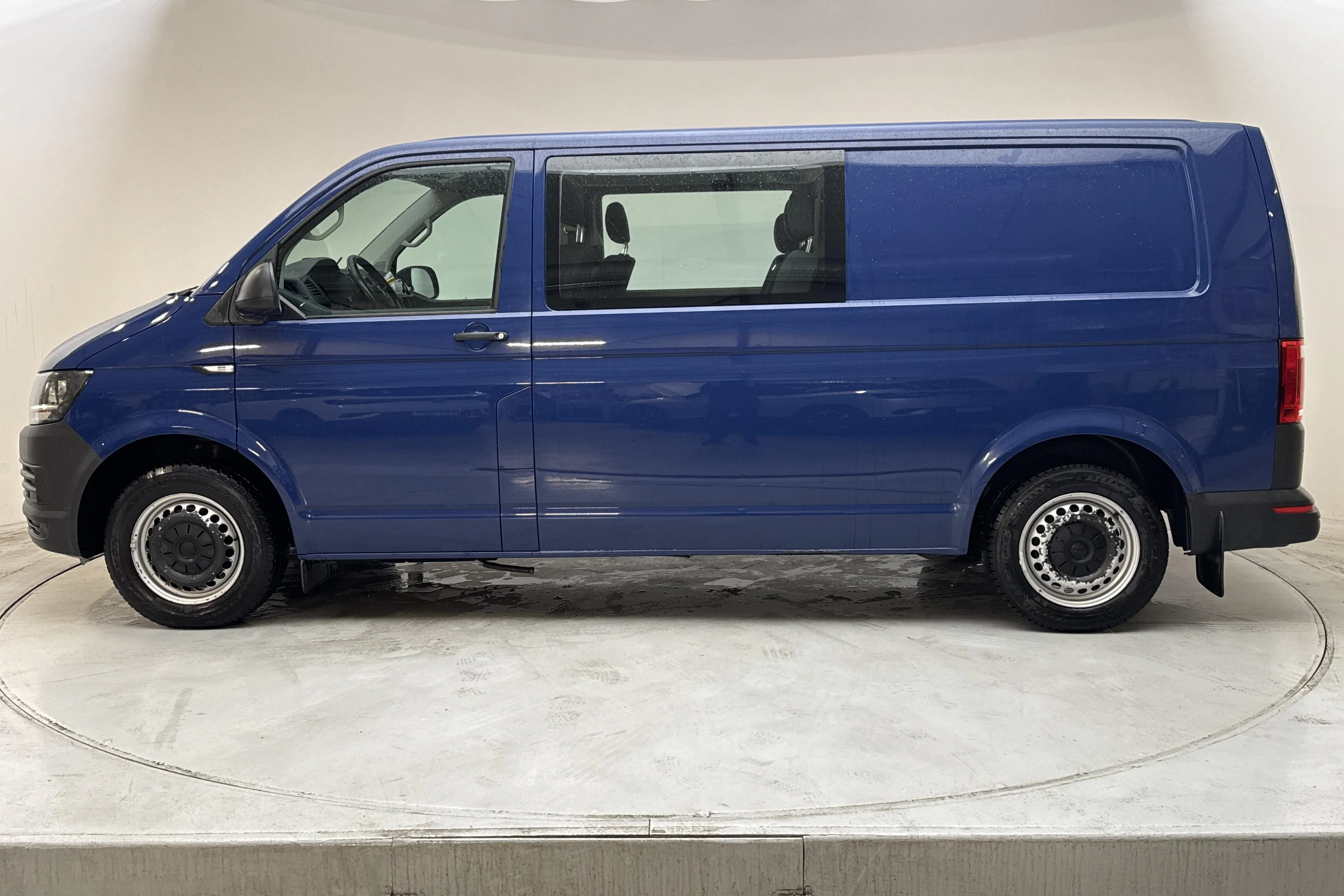 Presentation photo 2 of 14: VW Transporter T6 2.0 TDI BMT Skåp (140hk) - 140 880 km - Automatic - dark blue - 2016