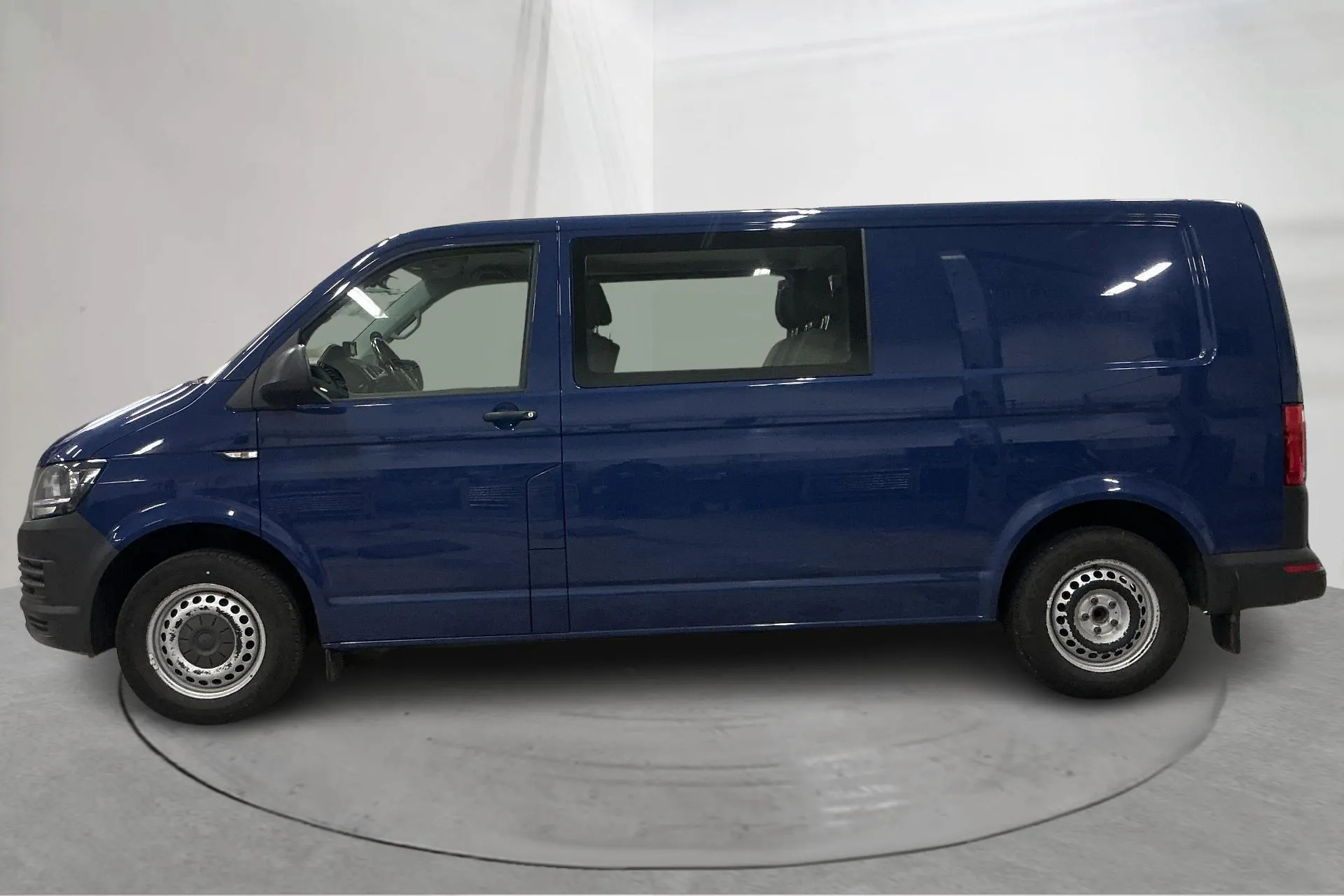 Presentationsfoto 2 av 18: VW Transporter Kombi T6 2.0 TDI BMT Skåp (150hk) - 18 229 mil - Automat - Mörkblå - 2017