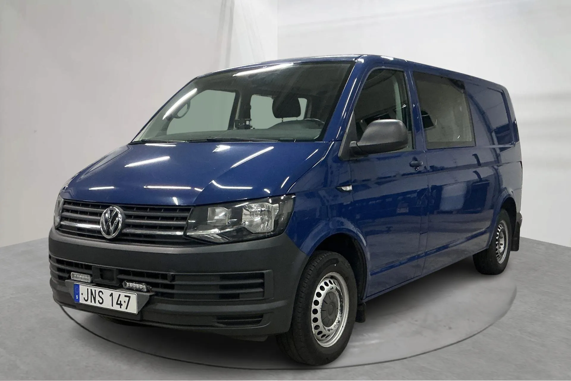 Presentationsfoto 1 av 18: VW Transporter Kombi T6 2.0 TDI BMT Skåp (150hk) - 18 229 mil - Automat - Mörkblå - 2017