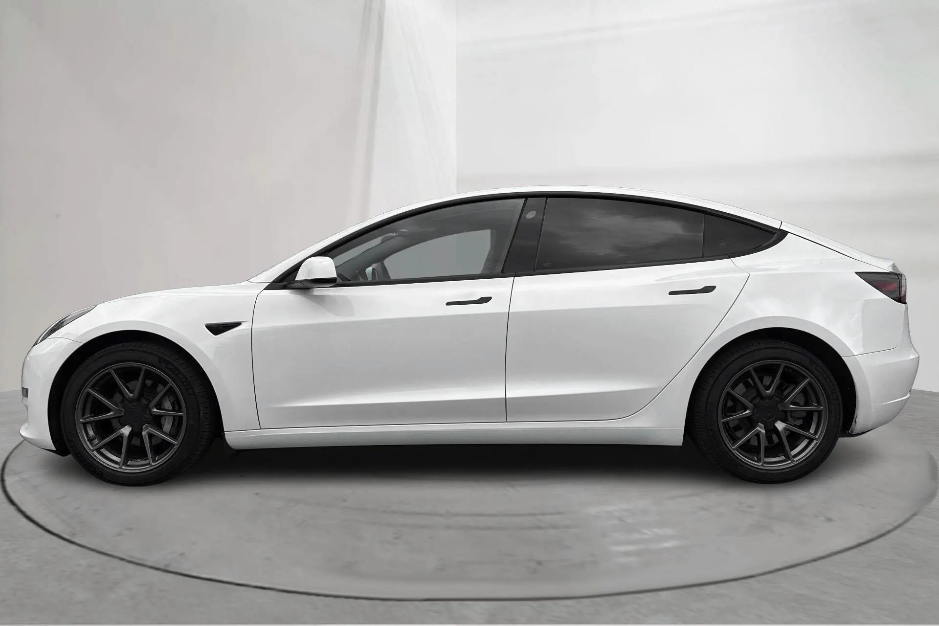 Esittelykuva 2 osoitteesta 19: Tesla Model 3 Long Range Dual Motor AWD - 138 580 km - Automaattinen - valkoinen - 2023