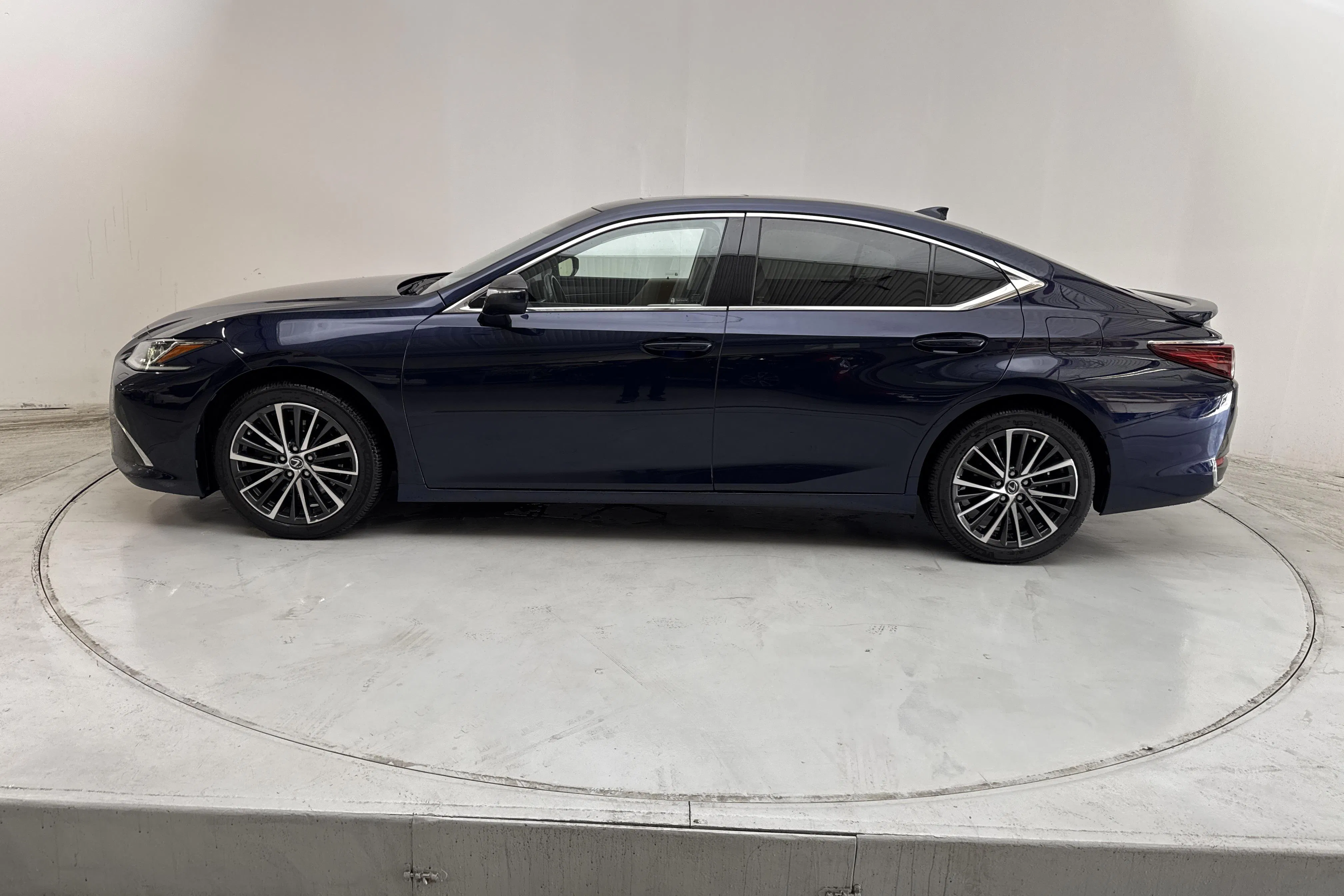 Presentationsfoto 2 av 15: Lexus ES 300h (218hk) - 20 998 mil - Automat - Mörkblå - 2023