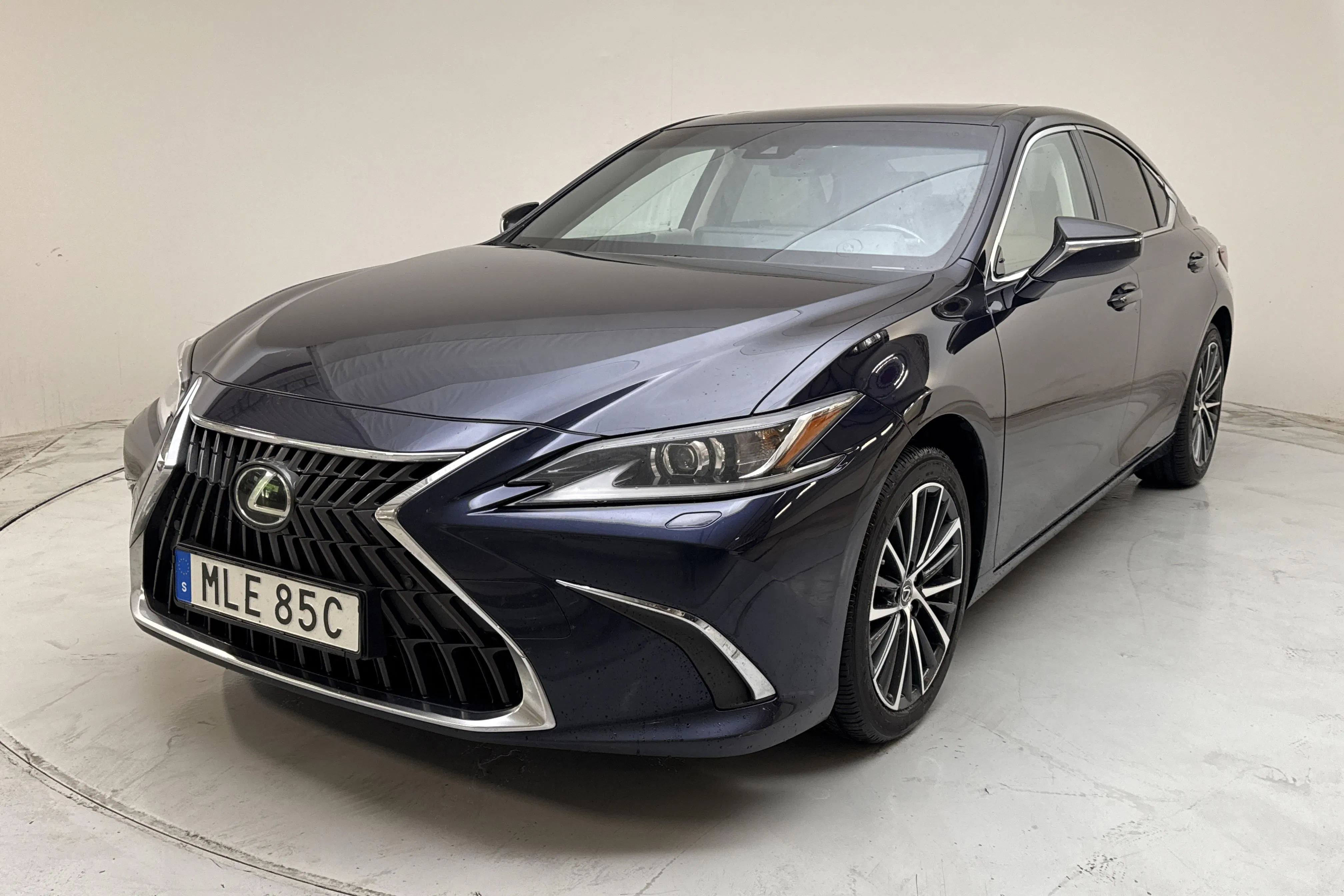 Presentationsfoto 1 av 15: Lexus ES 300h (218hk) - 20 998 mil - Automat - Mörkblå - 2023