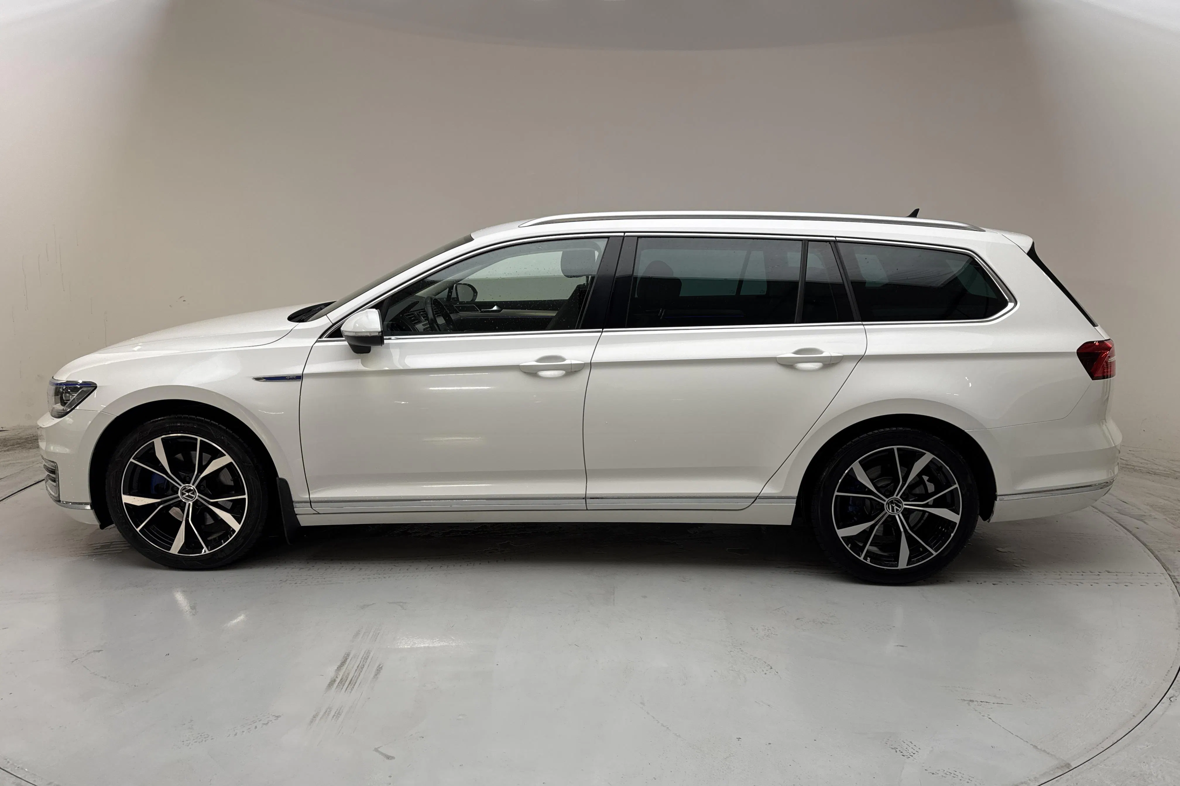 Presentation photo 2 of 15: VW Passat 1.4 Plug-in-Hybrid Sportscombi (218hk) - 155 260 km - Automatic - white - 2017