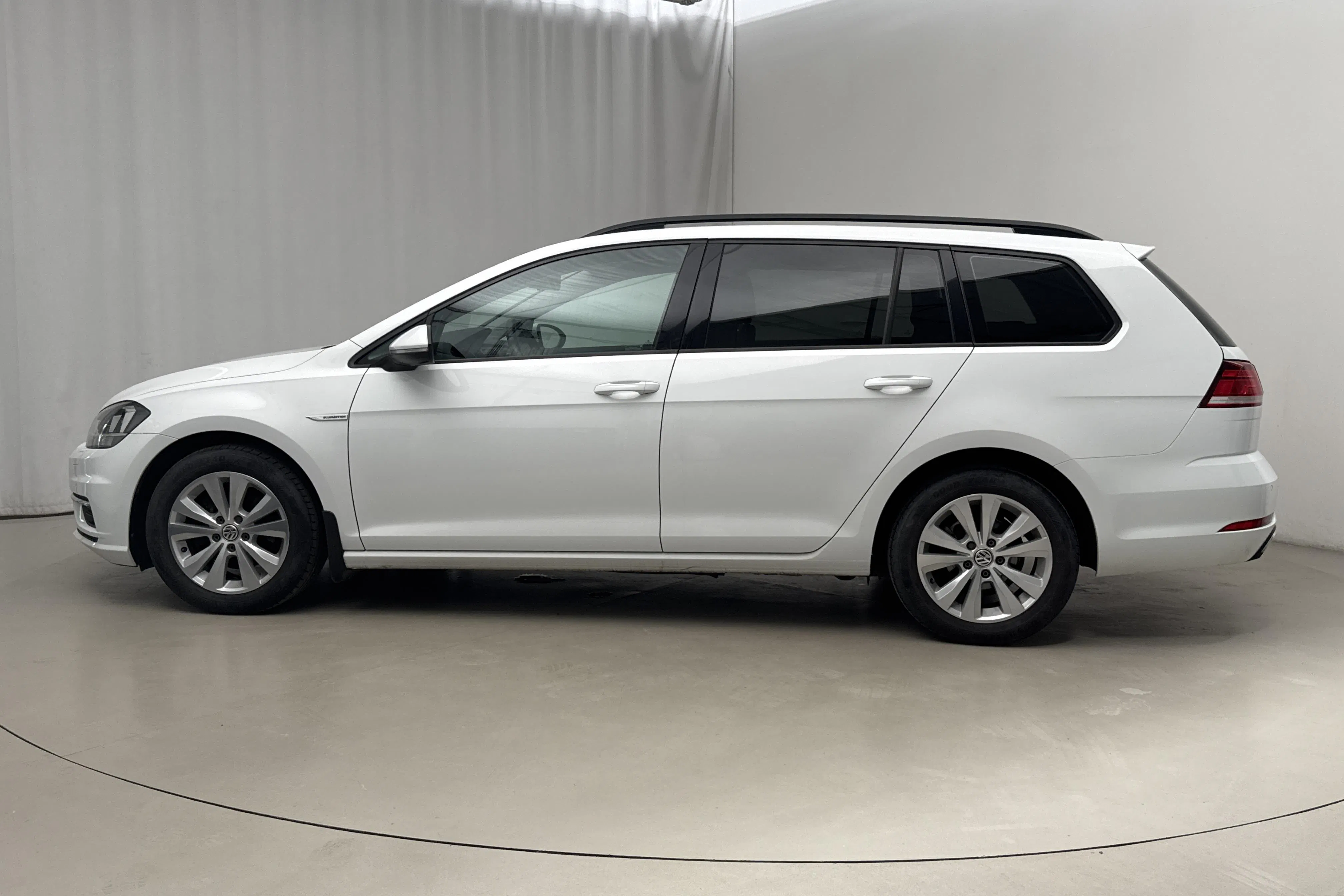 Presentation photo 2 of 16: VW Golf VII 1.4 TGI BlueMotion Sportscombi (110hk) - 20 009 Scandinavian mile - Automatic - white - 2018