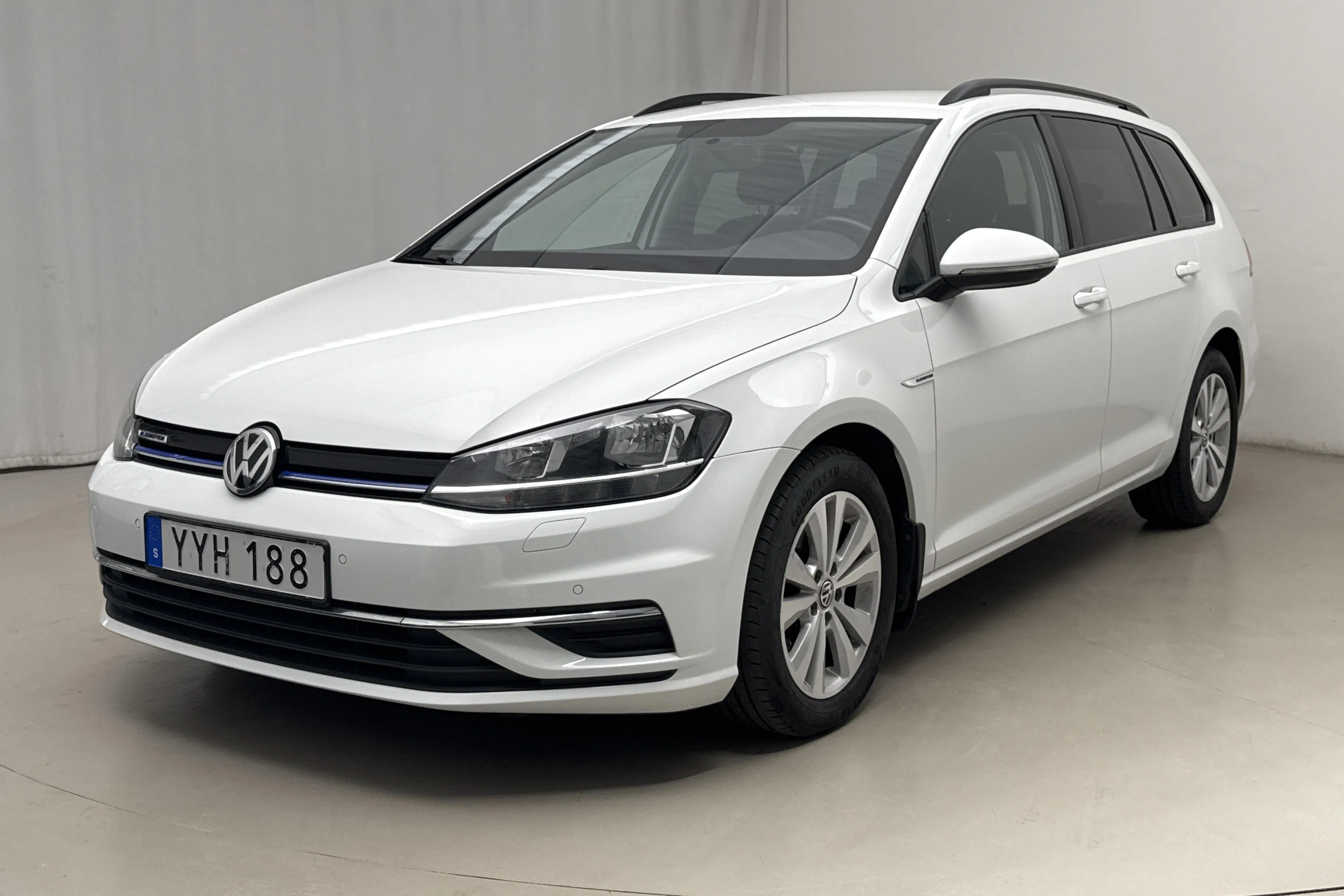 Presentation photo 1 of 16: VW Golf VII 1.4 TGI BlueMotion Sportscombi (110hk) - 20 009 Scandinavian mile - Automatic - white - 2018