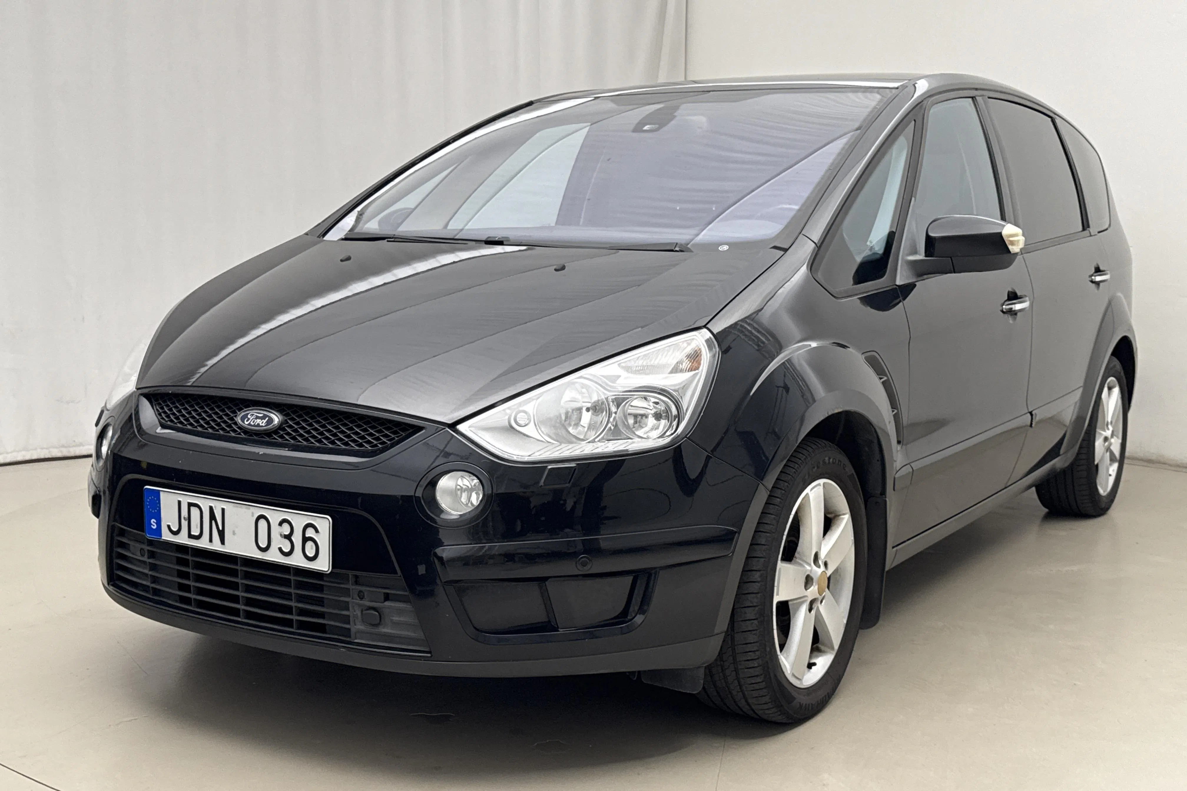 Presentationsfoto 1 av 18: Ford S-MAX 2.0 Flexifuel (145hk) - 17 312 mil - Manuell - svart - 2009