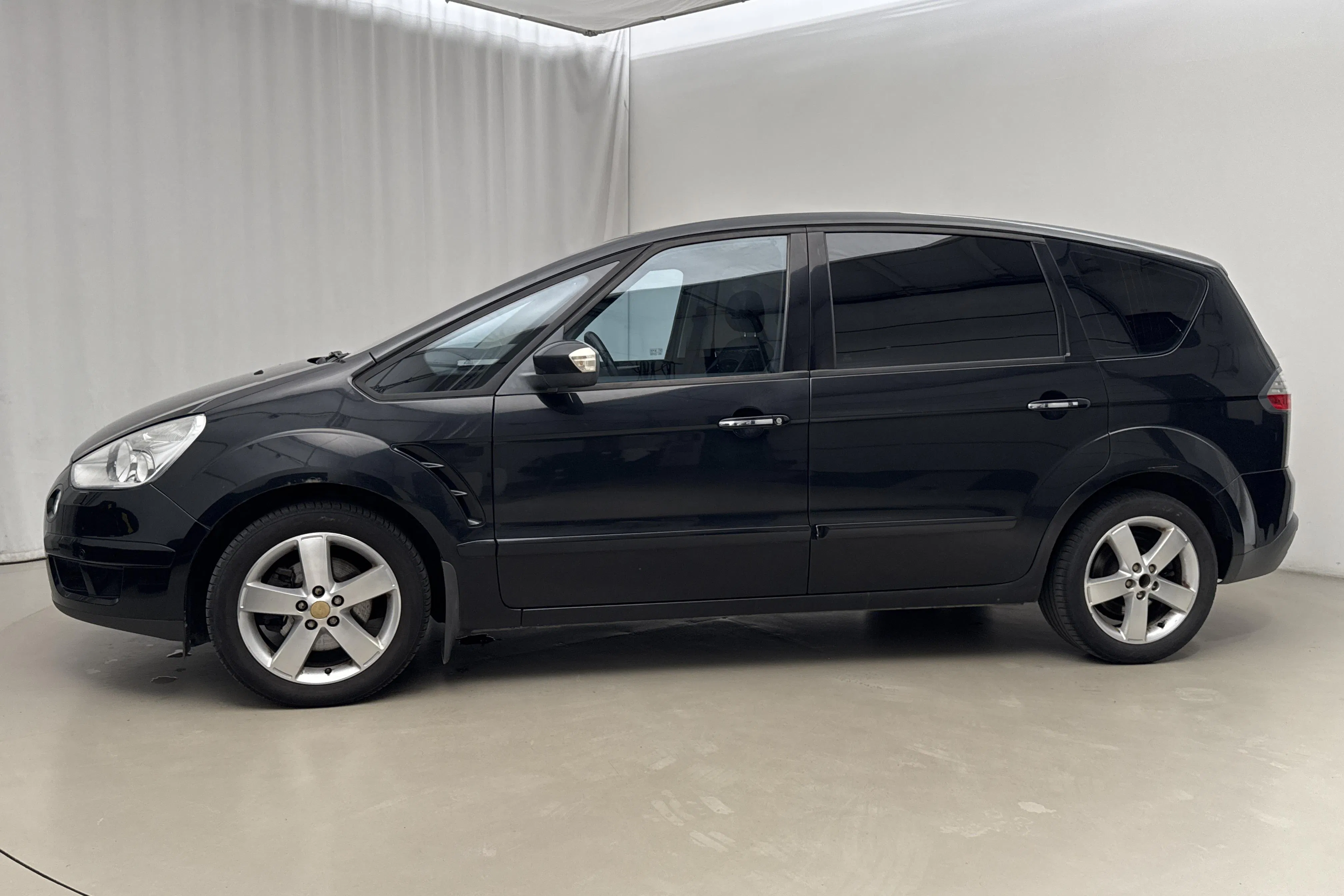 Presentationsfoto 2 av 18: Ford S-MAX 2.0 Flexifuel (145hk) - 17 312 mil - Manuell - svart - 2009