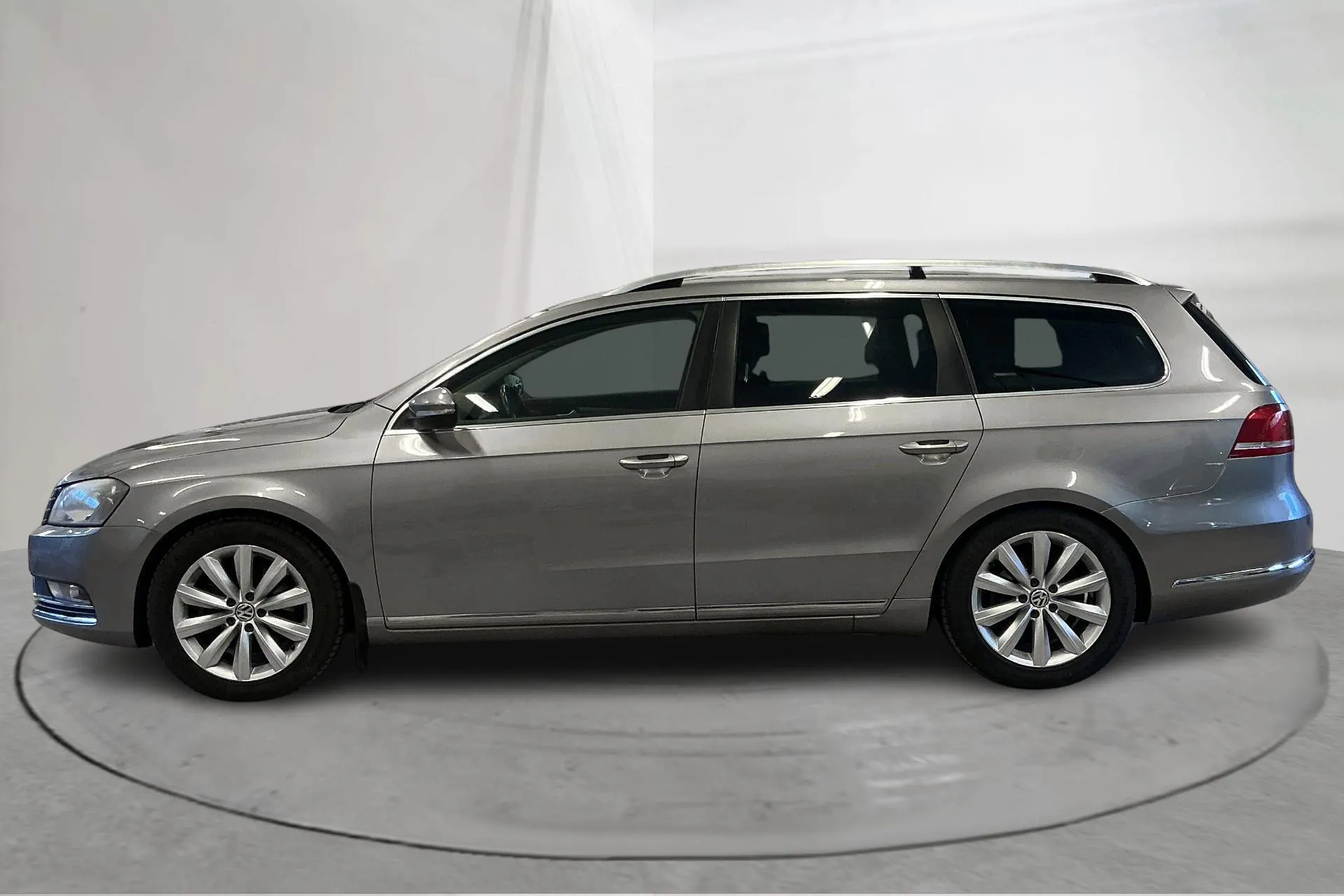 Presentationsfoto 2 av 13: VW Passat 2.0 TDI BlueMotion Technology Variant (140hk) - 26 475 mil - Manuell - Ljusbrun - 2012