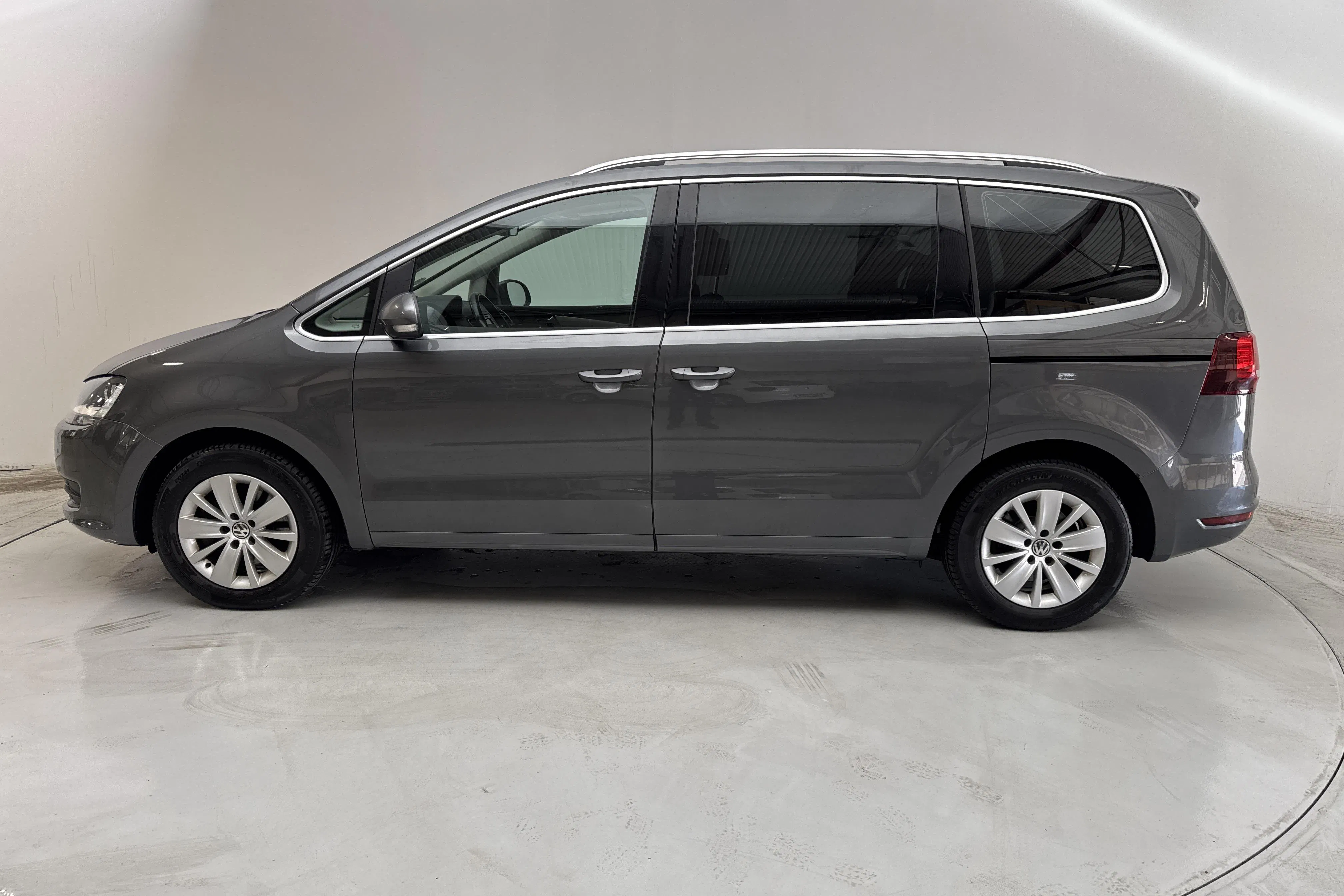 Presentation photo 2 of 16: VW Sharan 2.0 TDI 4Motion (150hk) - 23 152 Scandinavian mile - Manual - dark grey - 2016