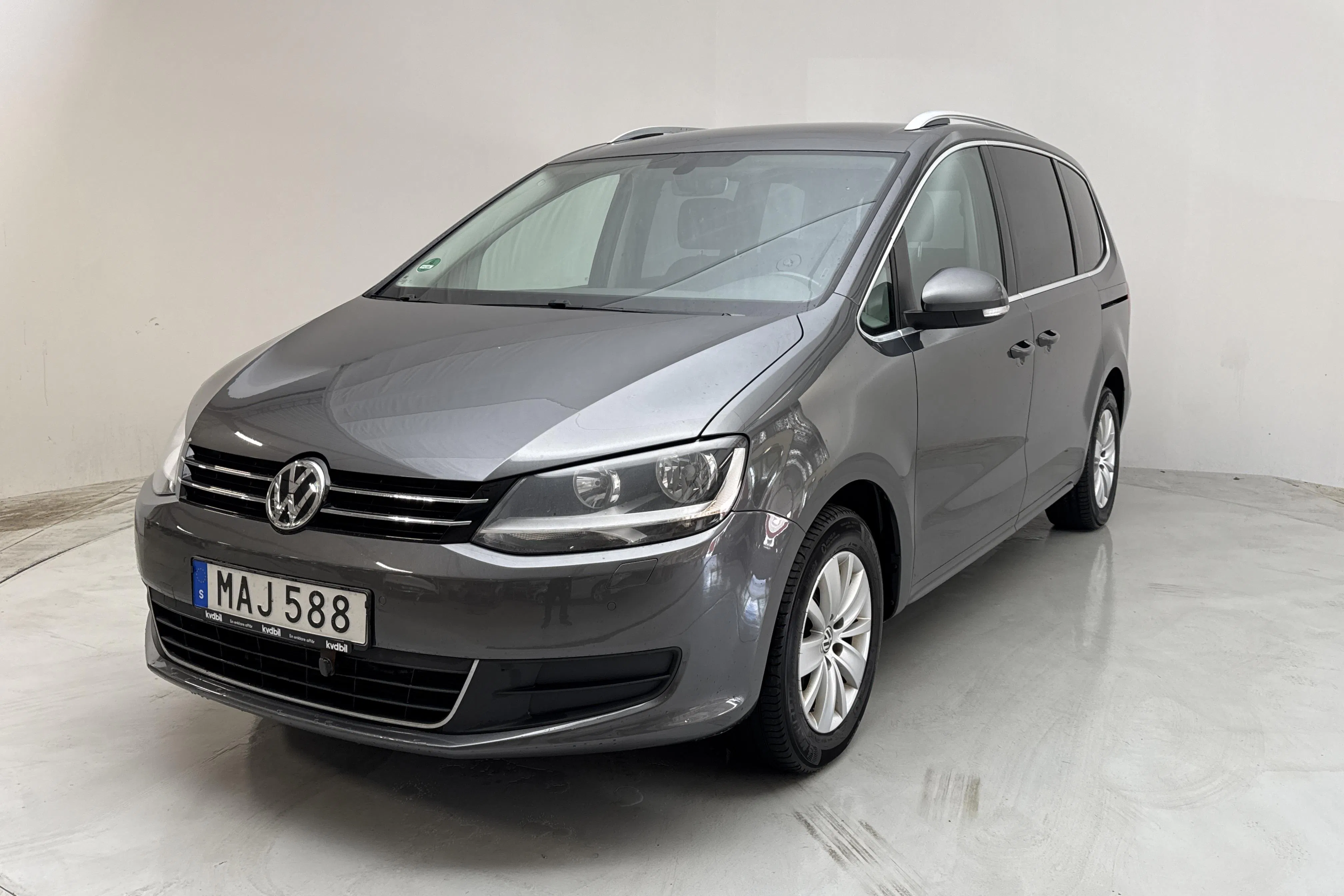 Presentation photo 1 of 16: VW Sharan 2.0 TDI 4Motion (150hk) - 23 152 Scandinavian mile - Manual - dark grey - 2016