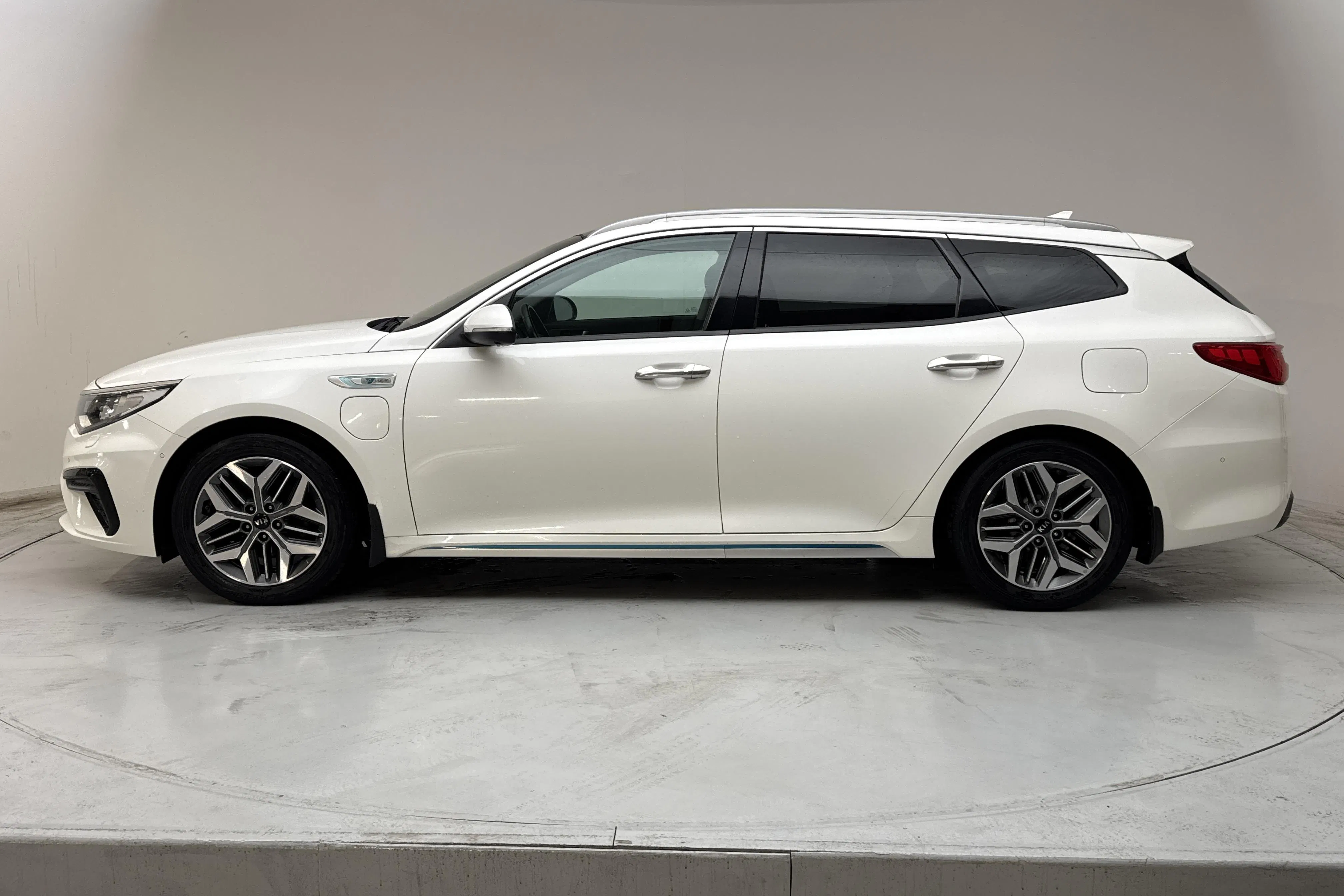 Presentationsfoto 2 av 17: KIA Optima 2.0 GDi Plug-in Hybrid SW (205hk) - 16 468 mil - Automat - vit - 2020