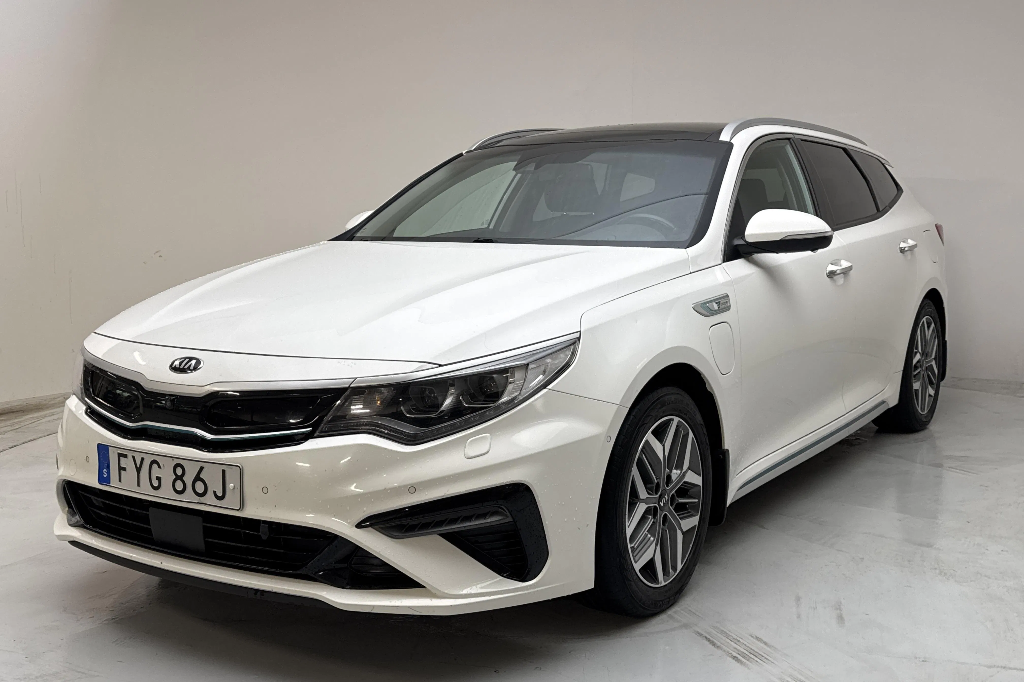 Presentationsfoto 1 av 17: KIA Optima 2.0 GDi Plug-in Hybrid SW (205hk) - 16 468 mil - Automat - vit - 2020