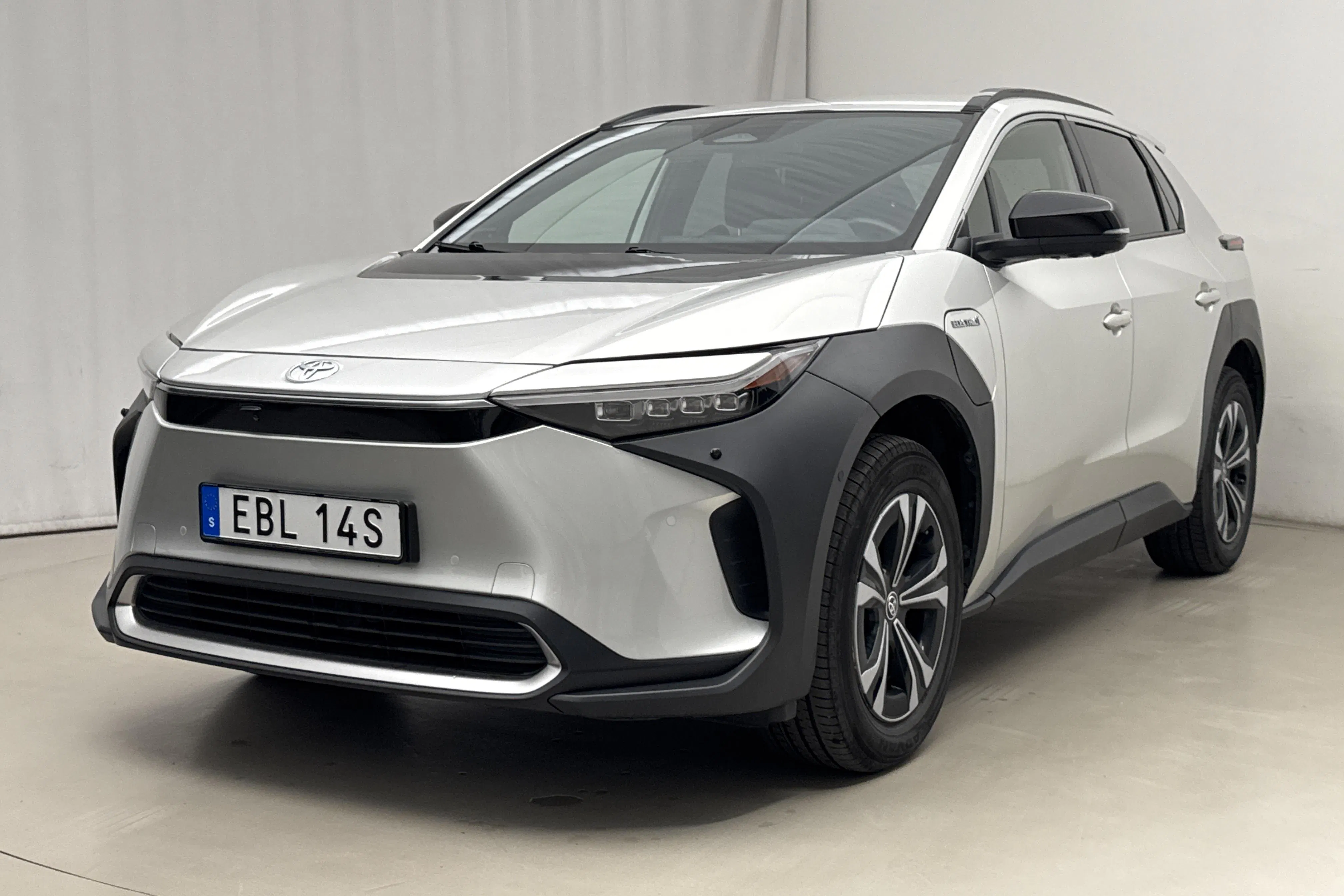 Presentation photo 1 of 22: Toyota bZ4X (204hk) - 63 190 km - Automatic - silver - 2023