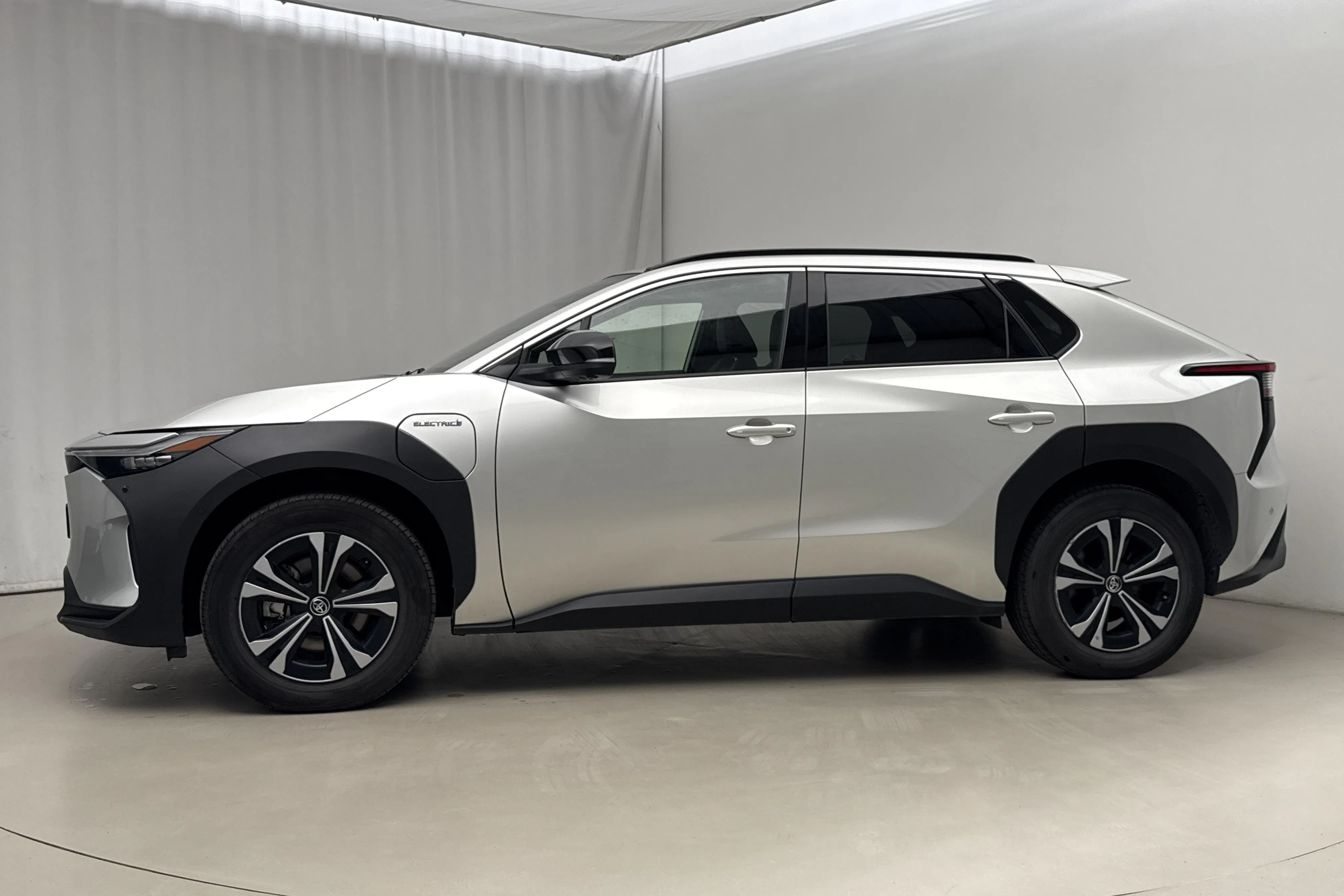 Presentation photo 2 of 22: Toyota bZ4X (204hk) - 63 190 km - Automatic - silver - 2023
