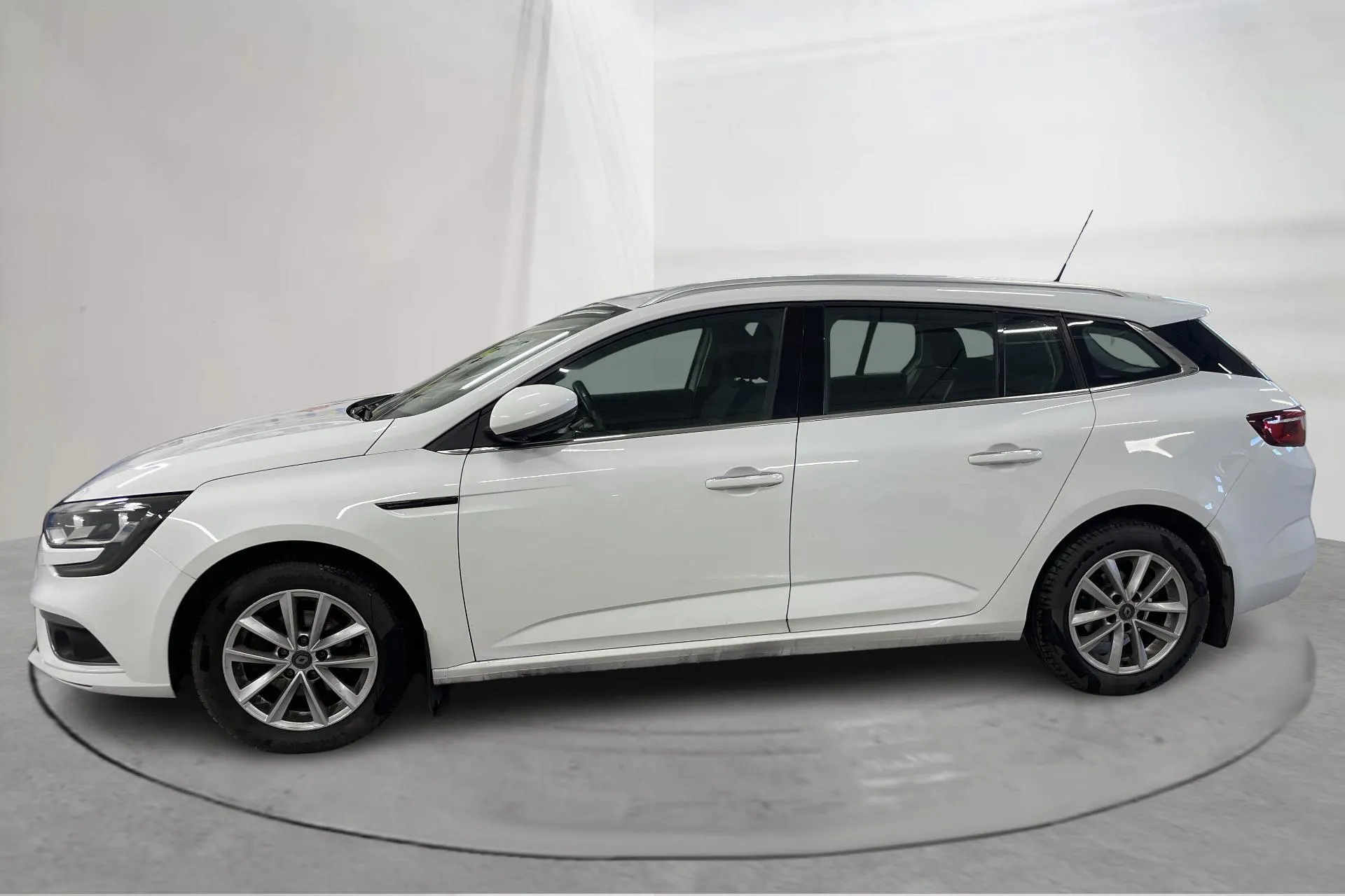 Presentation photo 2 of 15: Renault Mégane 1.2 TCe Sport Tourer (100hk) - 94 350 km - Manual - white - 2018