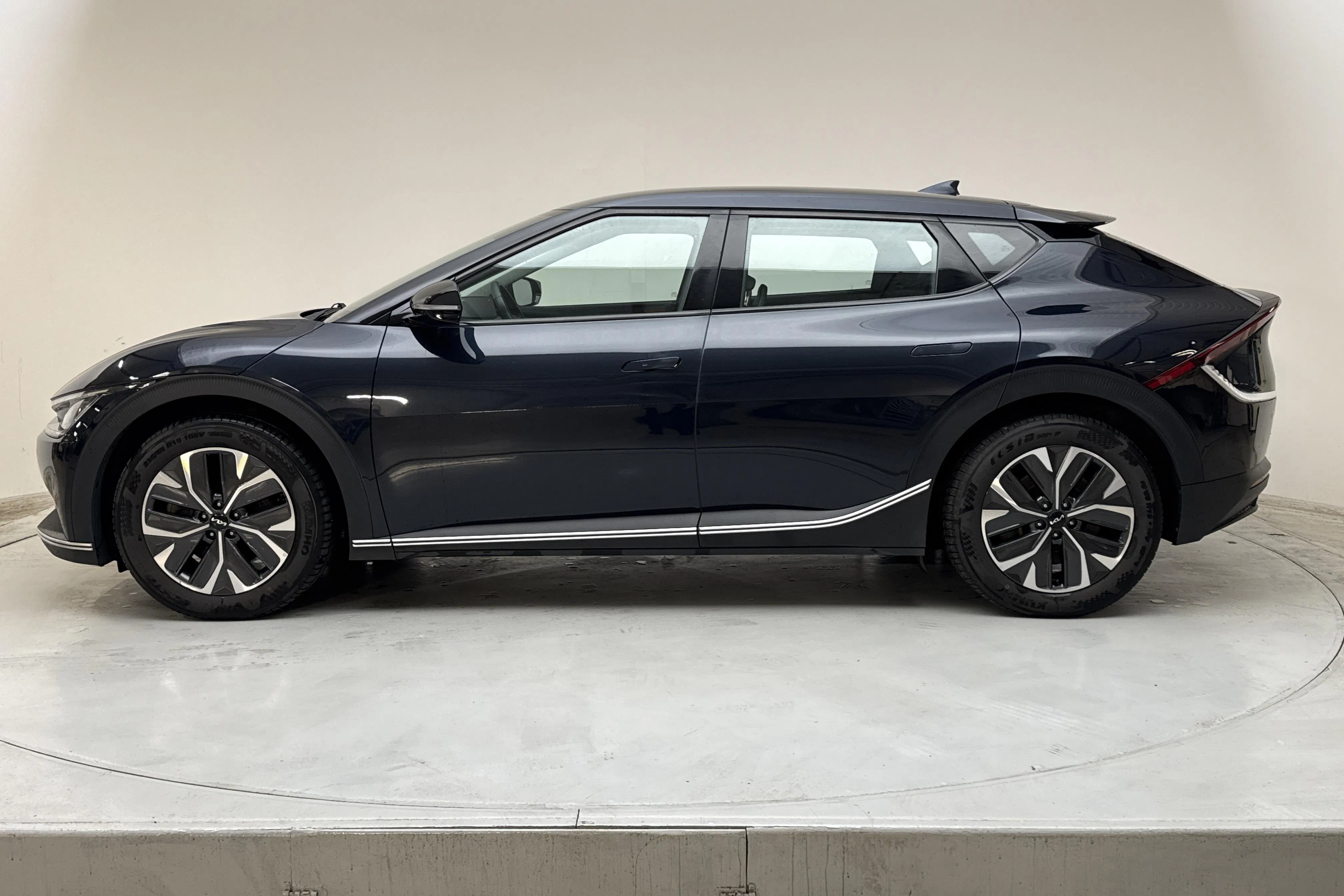 Presentationsfoto 2 av 17: KIA EV6 RWD (228hk) - 10 350 mil - Automat - blå - 2022