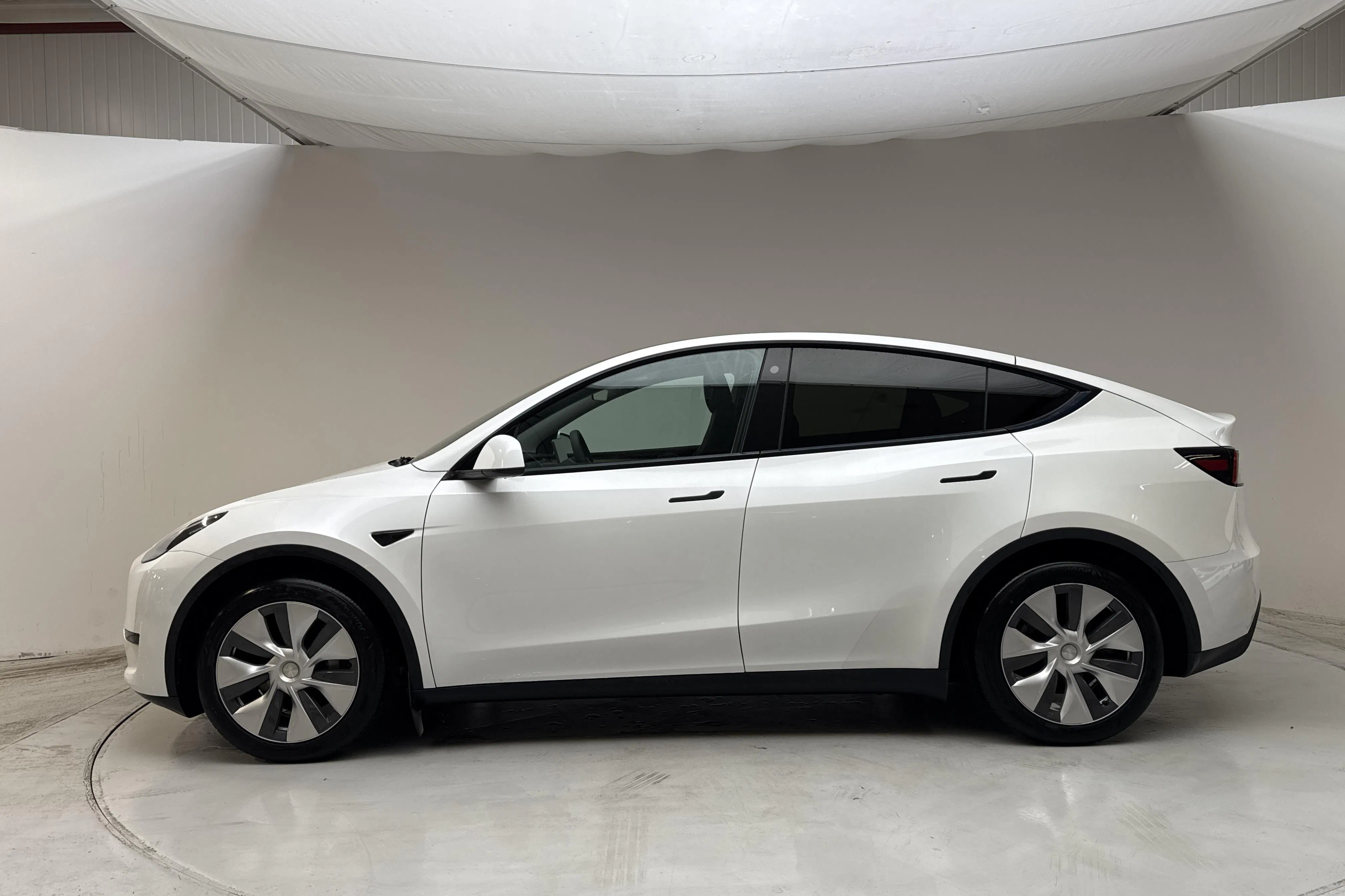 Presentationsfoto 2 av 20: Tesla Model Y RWD - 3 987 mil - Automat - vit - 2023