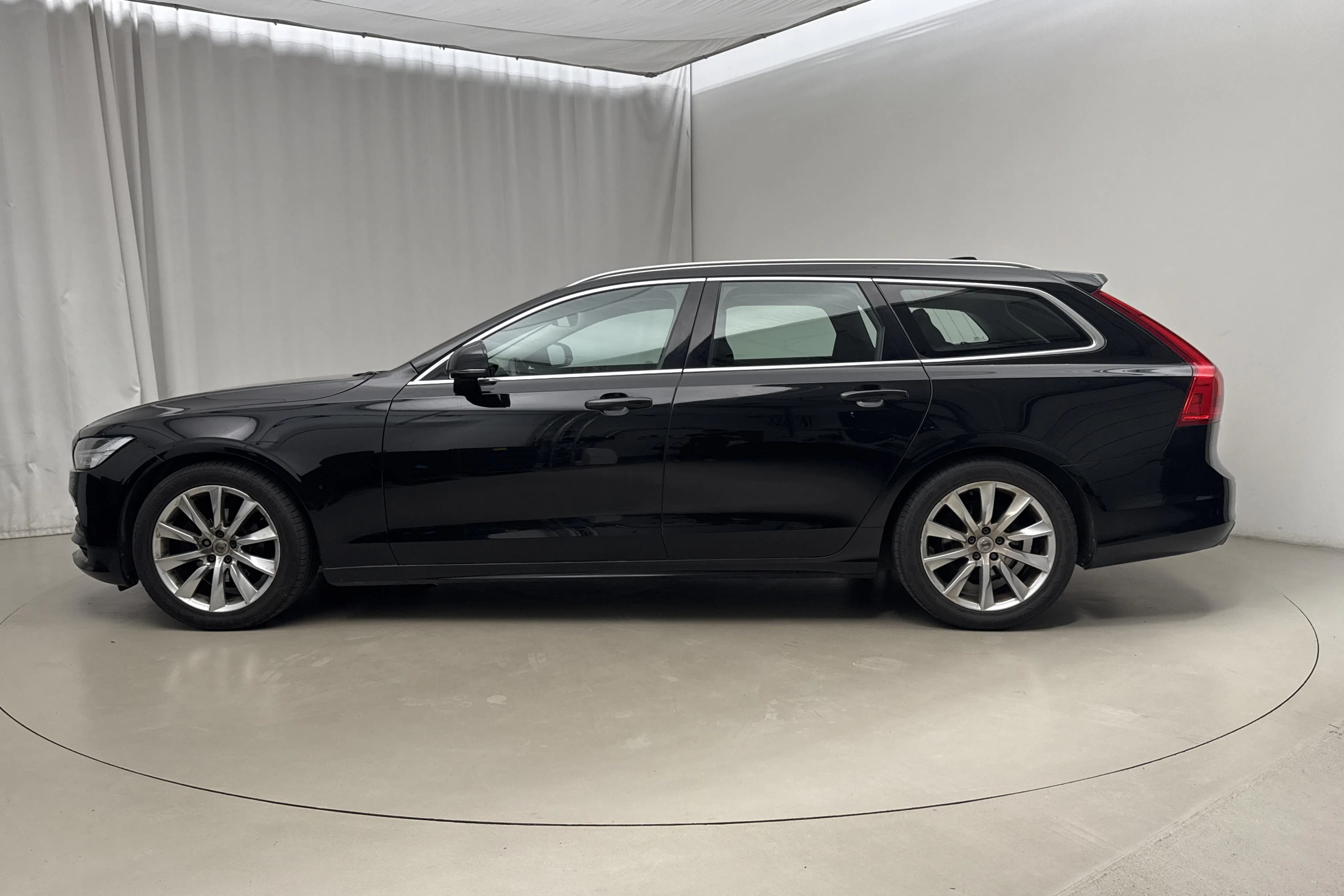 Presentationsfoto 2 av 17: Volvo V90 D4 AWD (190hk) - 13 906 mil - Automat - svart - 2020
