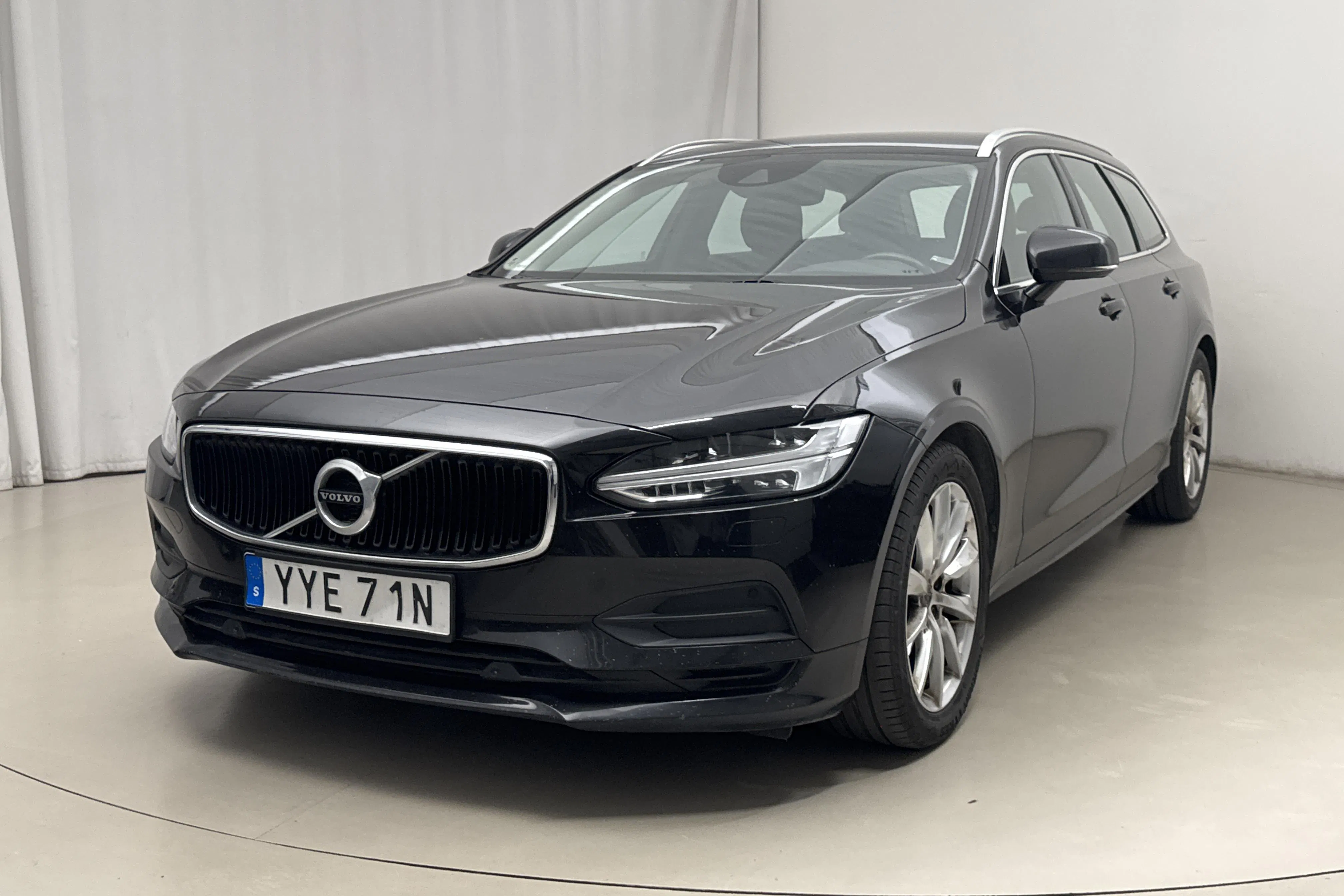 Presentationsfoto 1 av 17: Volvo V90 D4 AWD (190hk) - 13 906 mil - Automat - svart - 2020