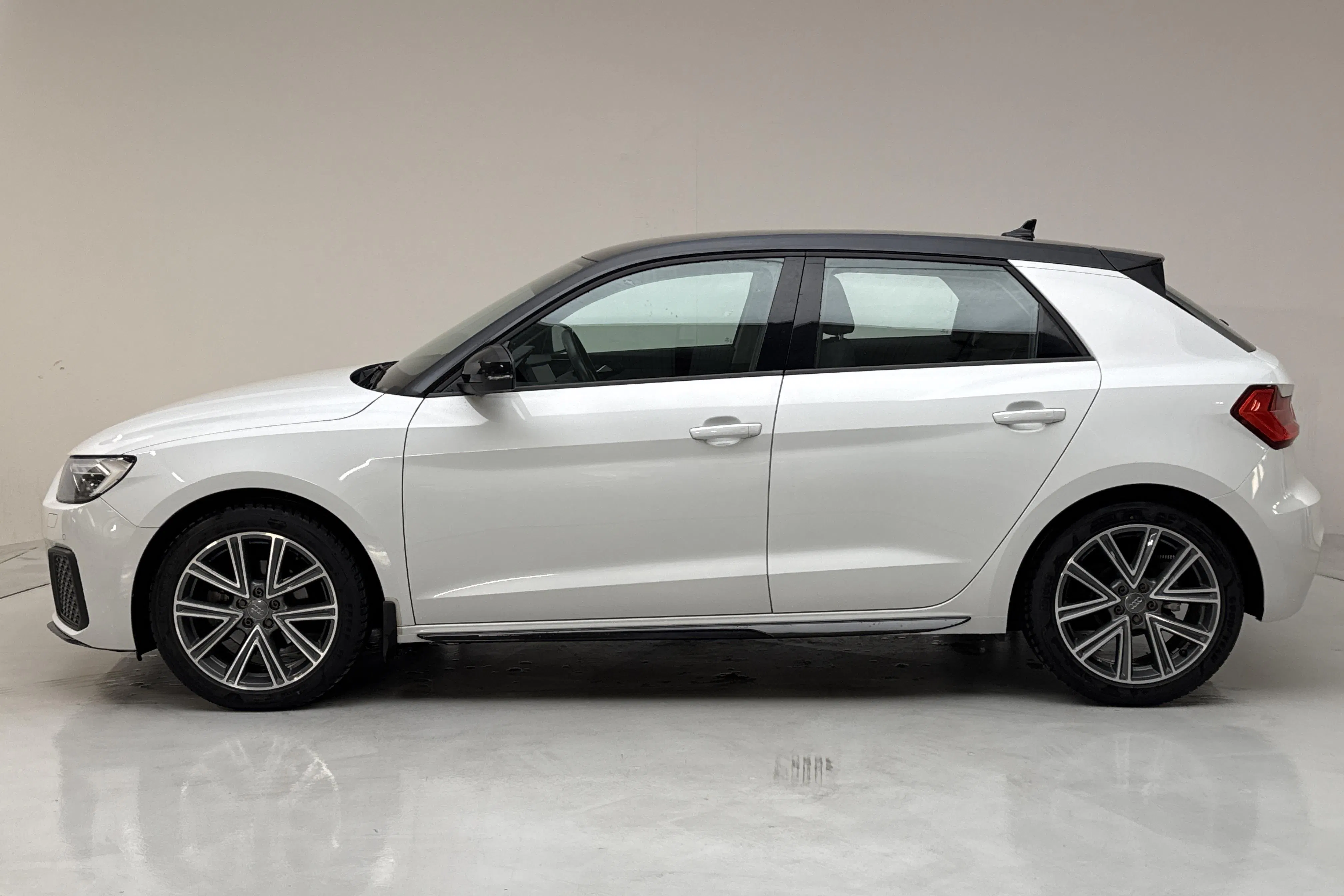 Presentation photo 2 of 12: Audi A1 Sportback 30 TFSI (116hk) - 3 429 Scandinavian mile - Manual - white - 2020