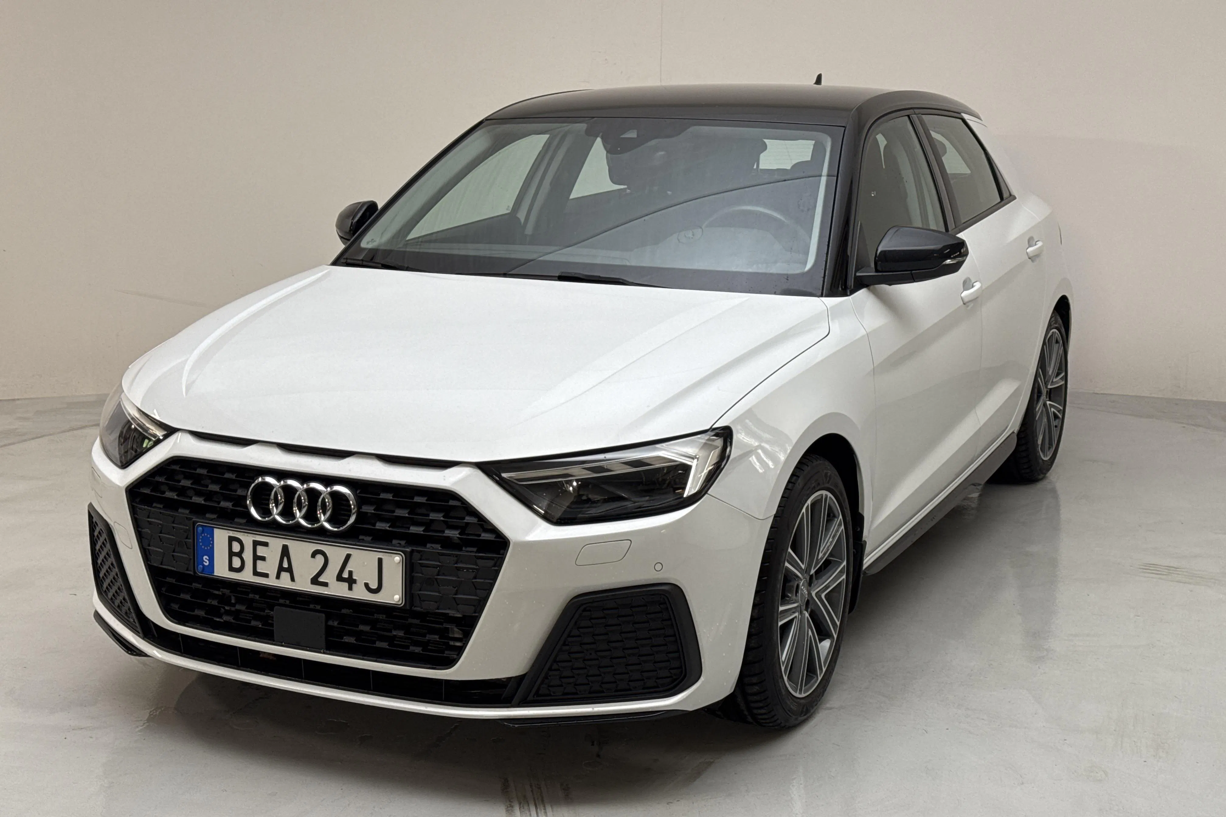 Presentation photo 1 of 12: Audi A1 Sportback 30 TFSI (116hk) - 3 429 Scandinavian mile - Manual - white - 2020