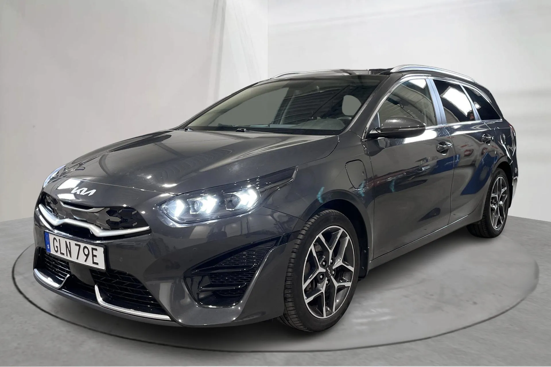 Presentation photo 1 of 17: KIA Ceed 1.6 Plug-in Hybrid SW (141hk) - 74 480 km - Automatic - gray - 2022