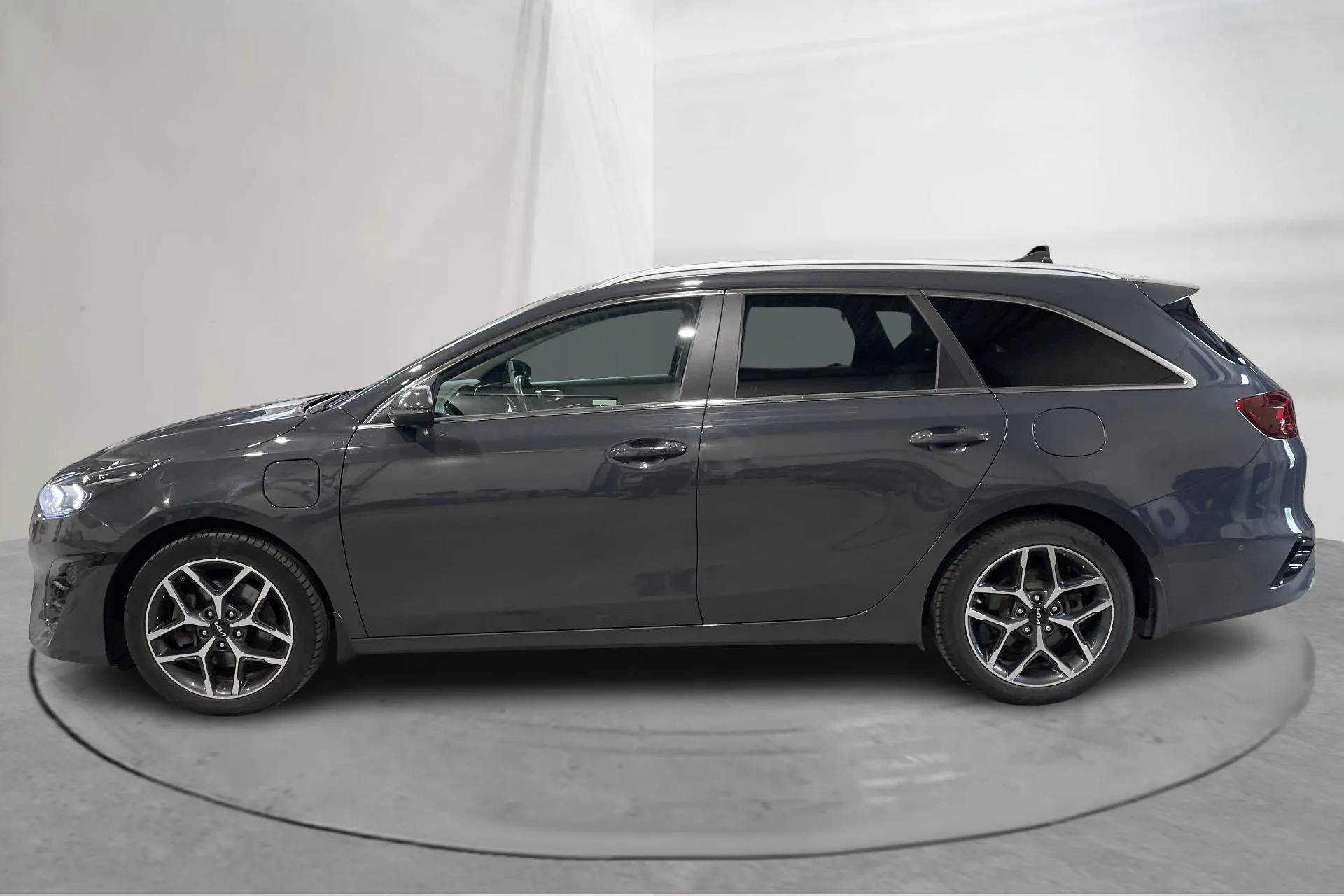 Presentation photo 2 of 17: KIA Ceed 1.6 Plug-in Hybrid SW (141hk) - 74 480 km - Automatic - gray - 2022