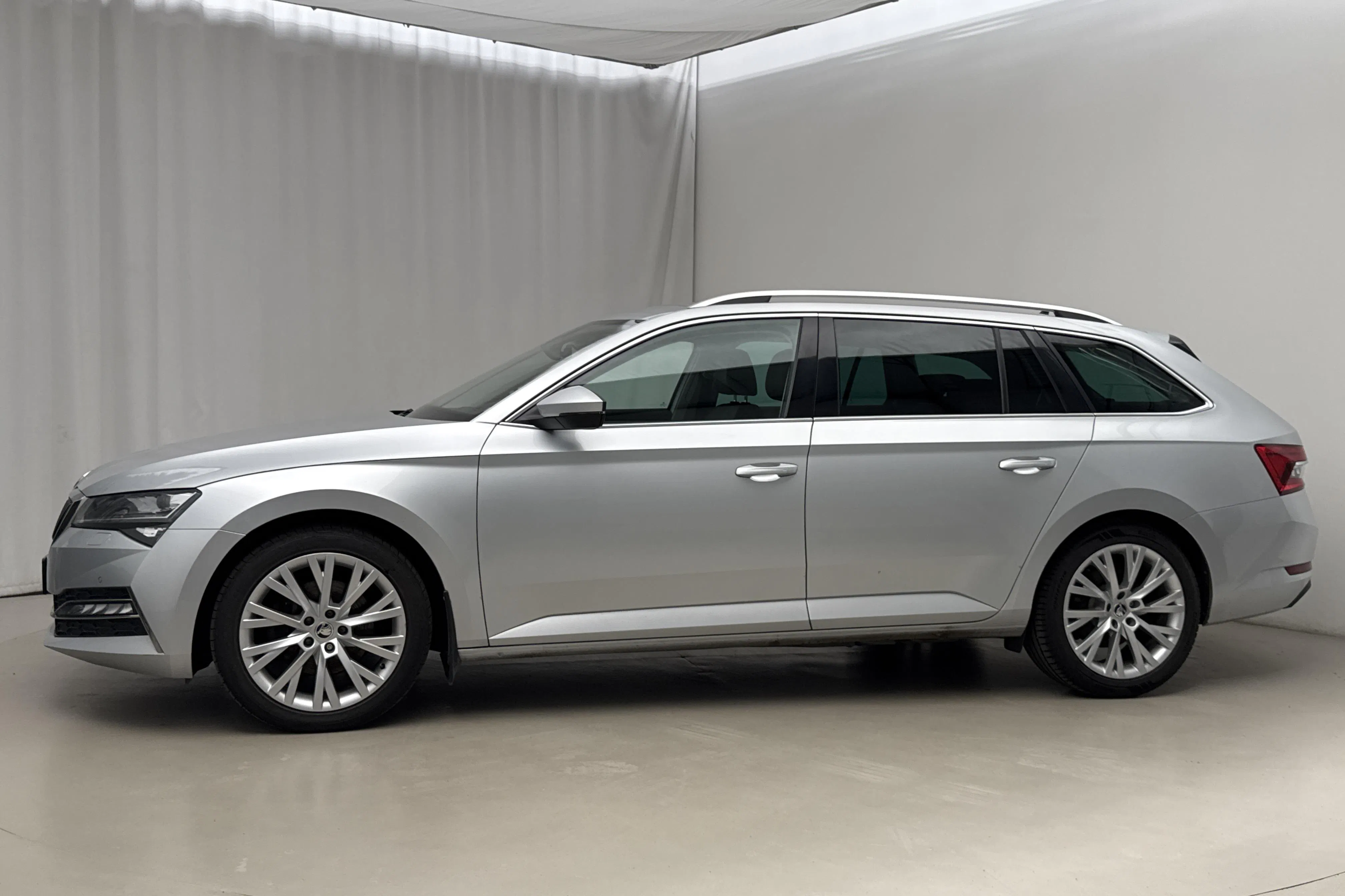 Presentation photo 2 of 21: Skoda Superb 1.4 TSI PHEV Kombi (218hk) - 124 920 km - Automatic - silver - 2021