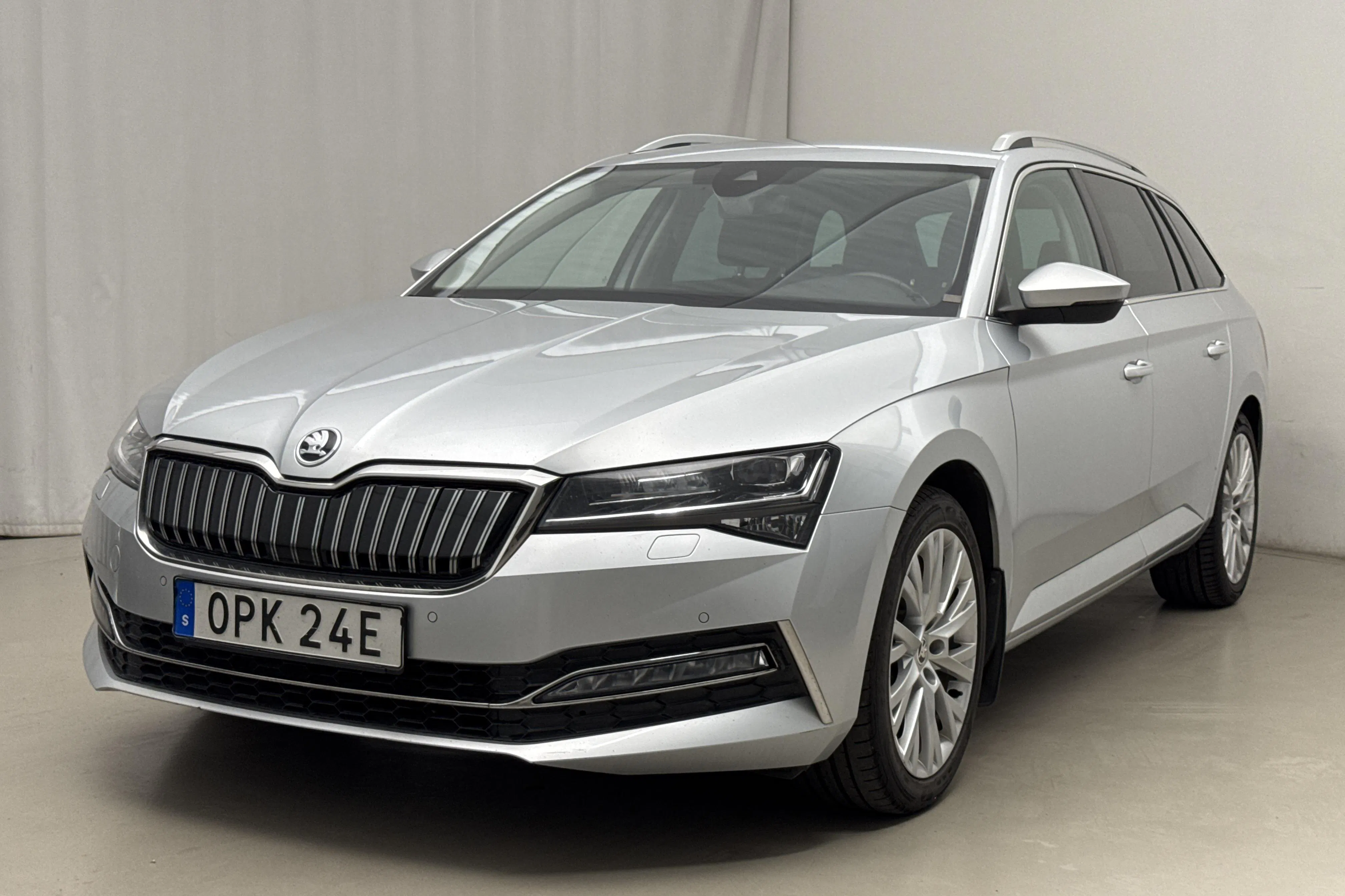 Presentation photo 1 of 21: Skoda Superb 1.4 TSI PHEV Kombi (218hk) - 124 920 km - Automatic - silver - 2021