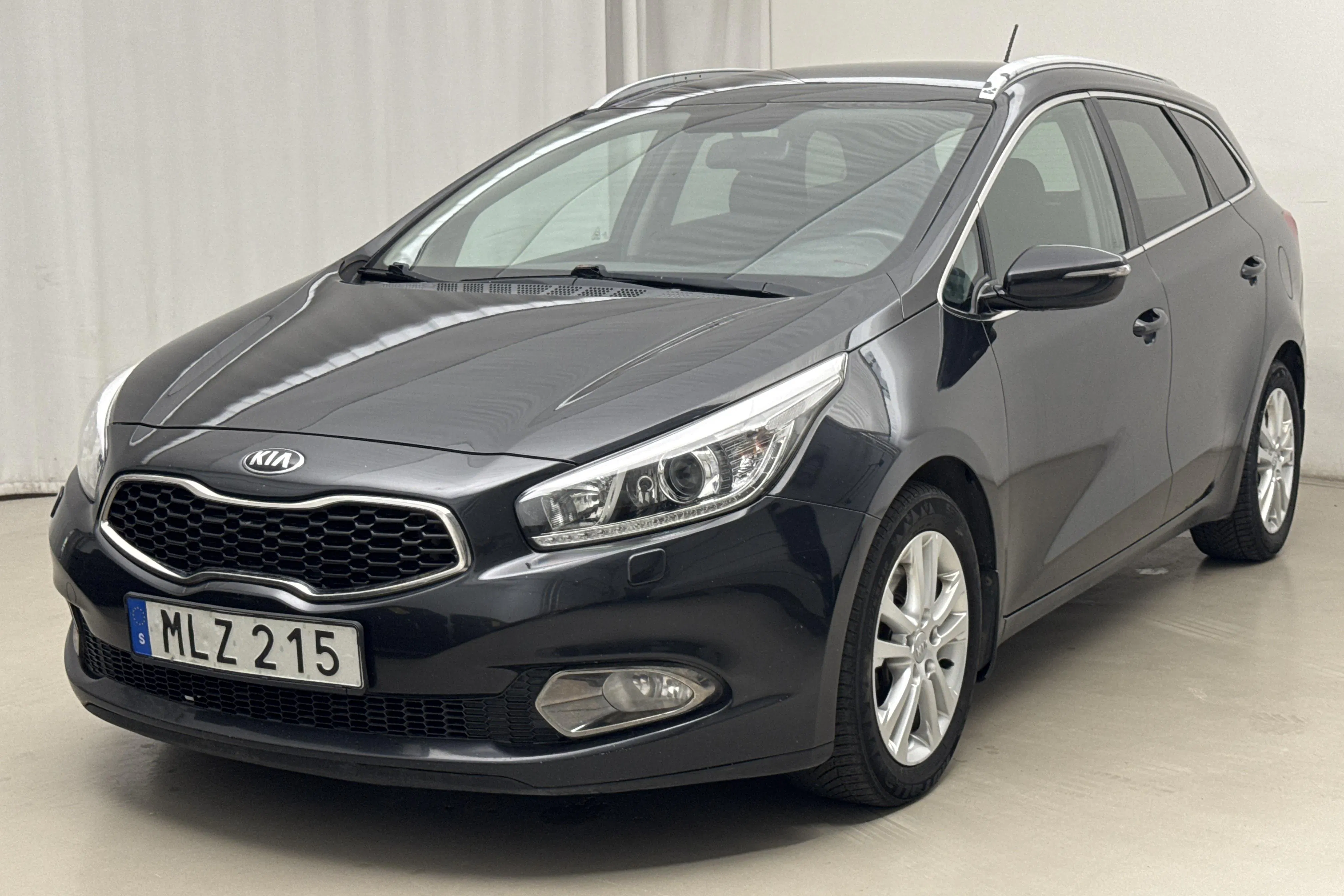 Presentation photo 1 of 15: KIA Cee'd 1.6 CRDi SW (128hk) - 23 566 Scandinavian mile - Manual - black - 2014