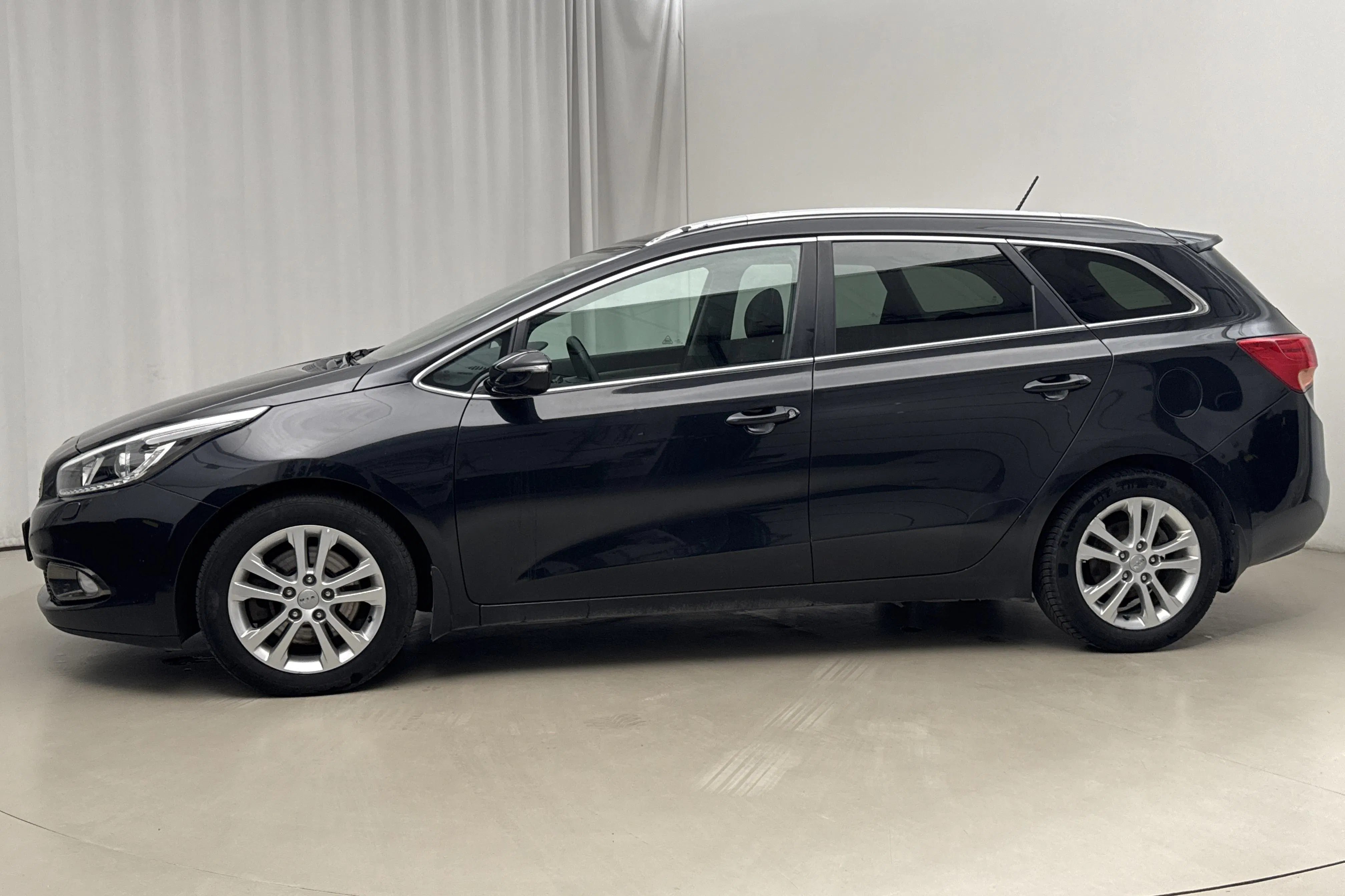 Presentation photo 2 of 15: KIA Cee'd 1.6 CRDi SW (128hk) - 23 566 Scandinavian mile - Manual - black - 2014