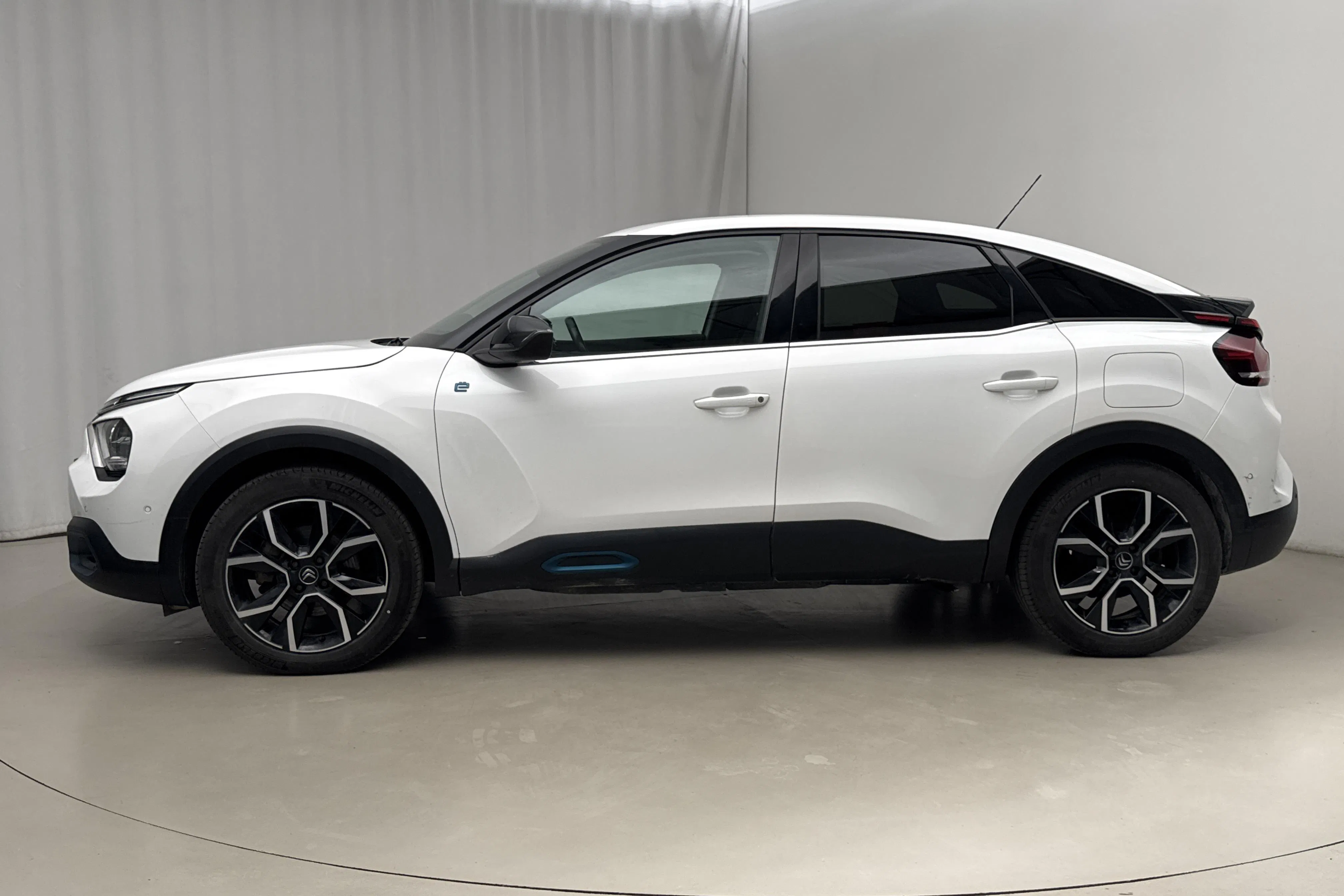 Presentationsfoto 2 av 19: Citroën e-C4 50kWh (136hk) - 7 663 mil - Automat - vit - 2022